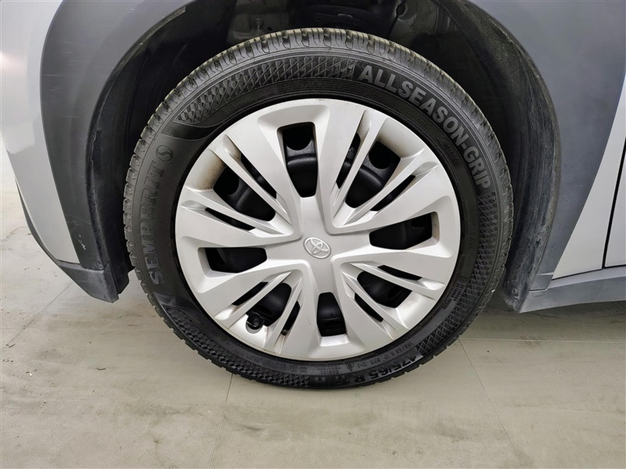 Toyota Aygo 1.0i VVT-i X play (2023) - Photo 6