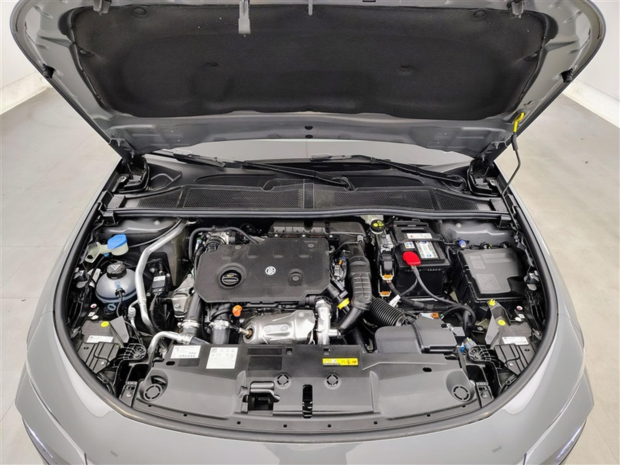 Peugeot 308 1.5 BlueHDi 130cv EAT8 Allure NAVI / FULL LED / CAMERA 360° (2026) - Photo 19