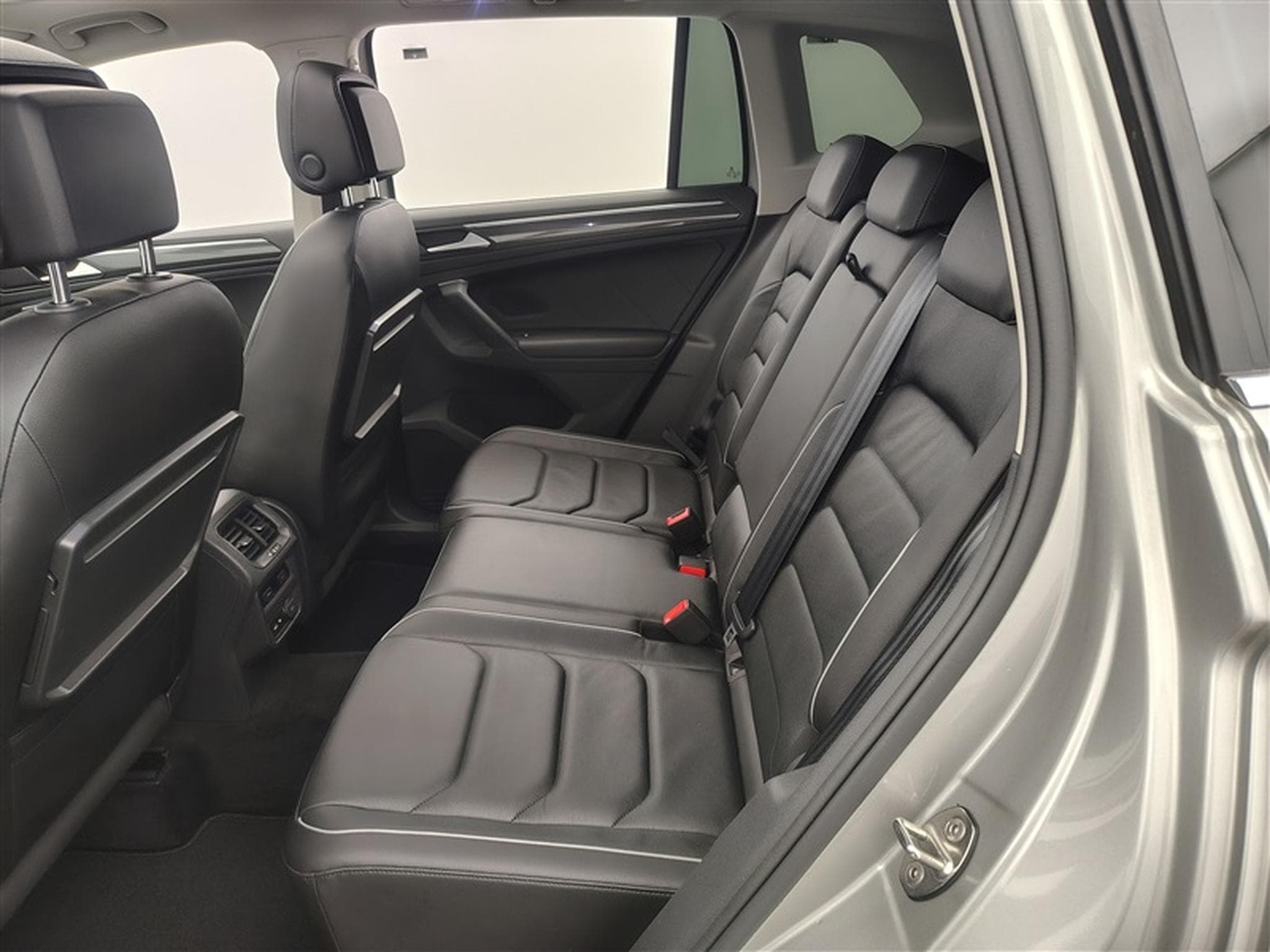 VW Tiguan 2.0 TDI SCR R-Line DSG (2020) - Photo 13