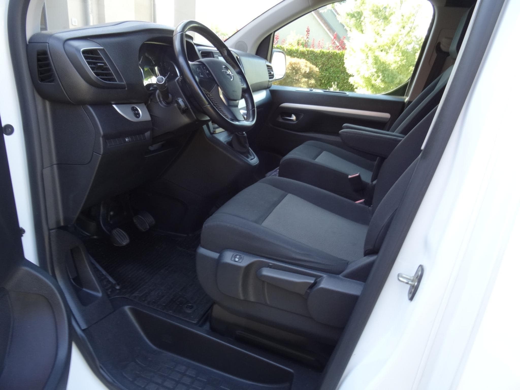 Opel Zafira 2.0 D (2019) - Photo 22