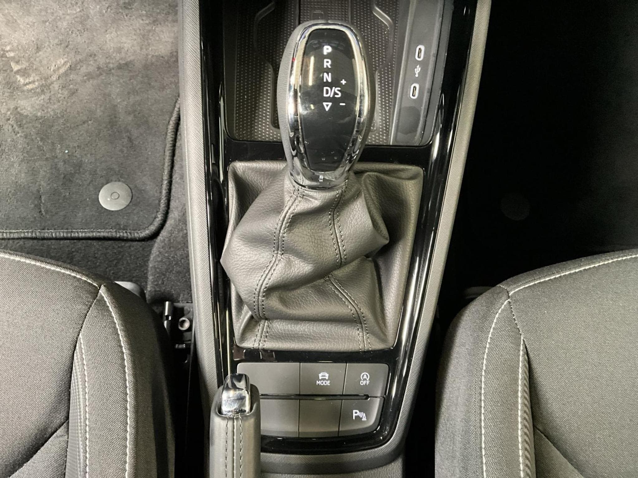 Skoda Kamiq Monte-Carlo+DSG+P.Ass+Navi+LED (2025) - Foto 12