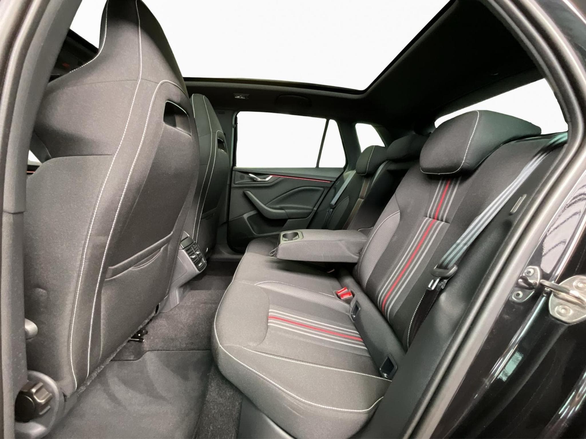 Skoda Kamiq Monte-Carlo+DSG+P.Ass+Navi+LED (2025) - Foto 16