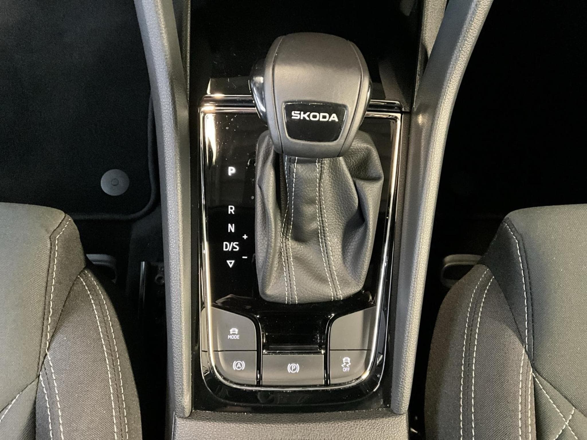 Skoda Karoq Sportline+DSG+KESSY+P.Travel-Ass.+AHK (2025) - Foto 13