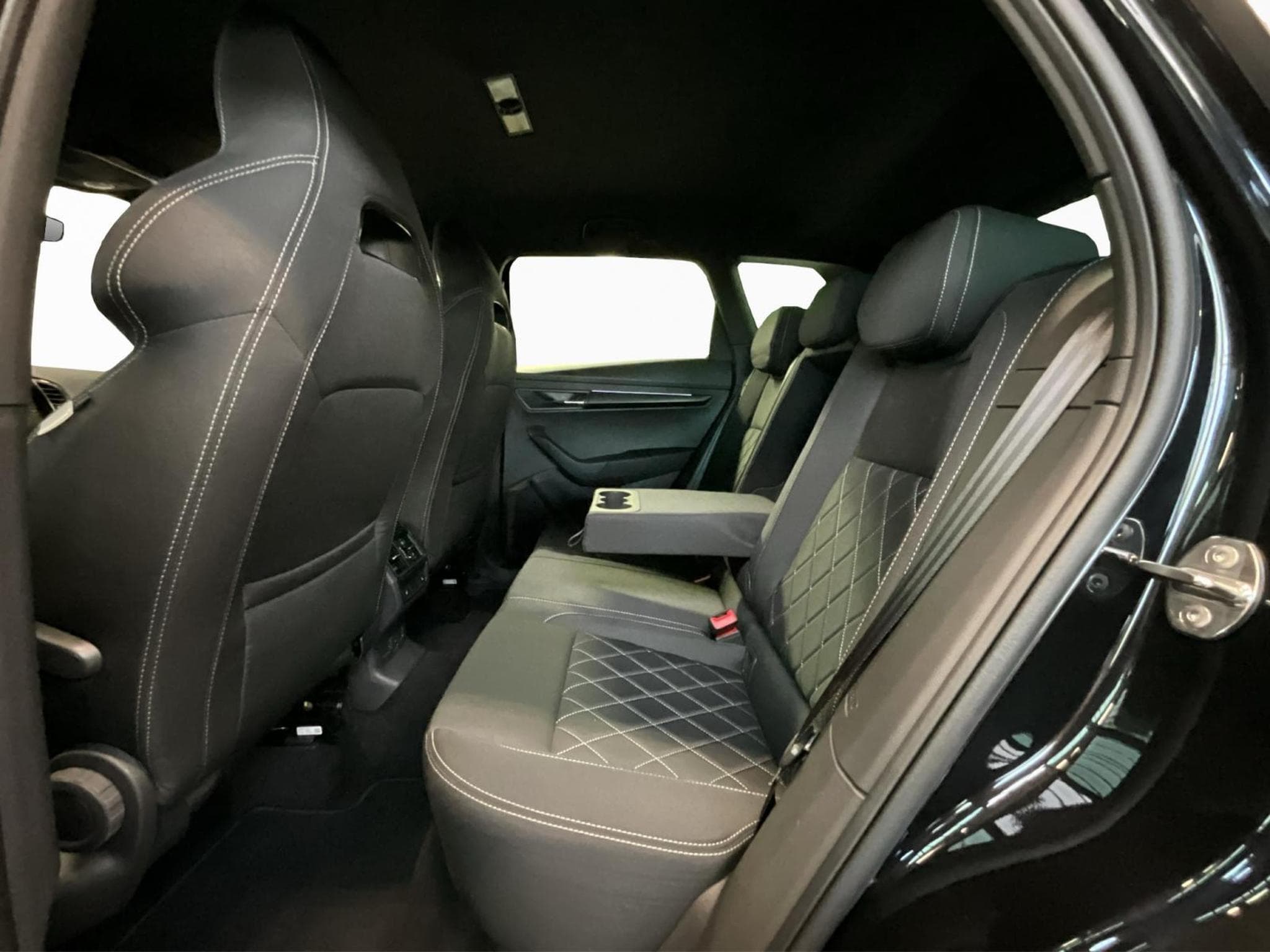 Skoda Karoq Sportline+DSG+KESSY+P.Travel-Ass.+AHK (2025) - Foto 18