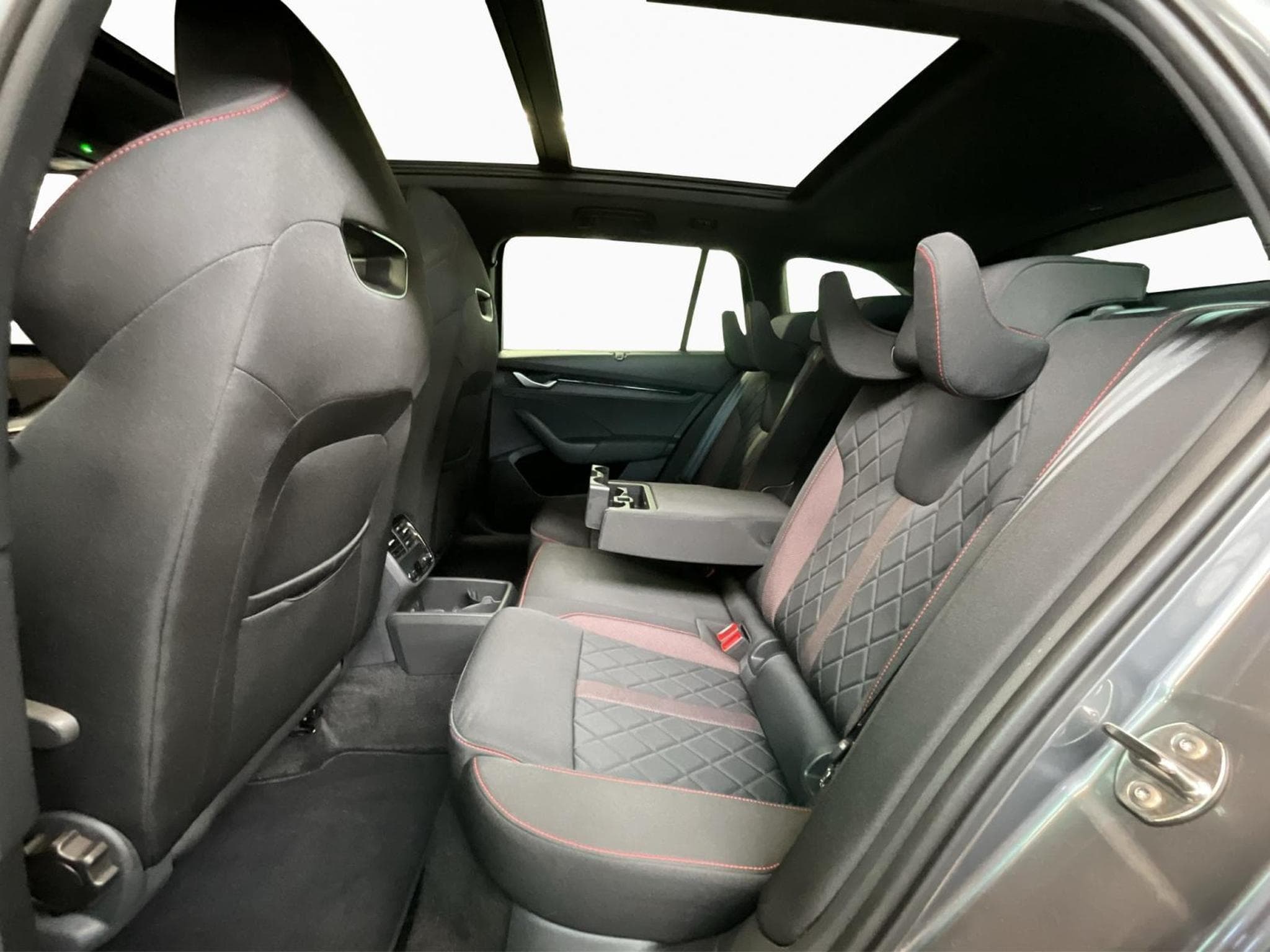 Skoda Octavia RS+DSG+AHK+P.Comf-Premium+Pano+Stand-H. (2025) - Photo 16