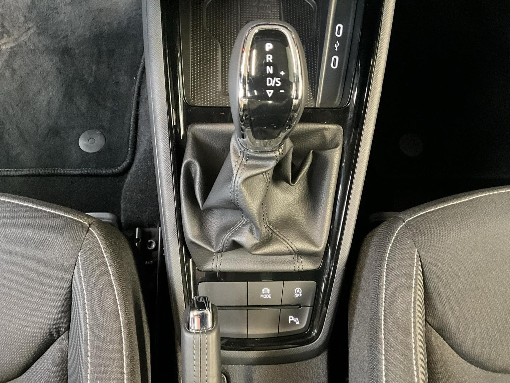 Skoda Kamiq Monte-Carlo+DSG+Park&Go+Pano+P.Ass-Drive+ (2025) - Photo 12