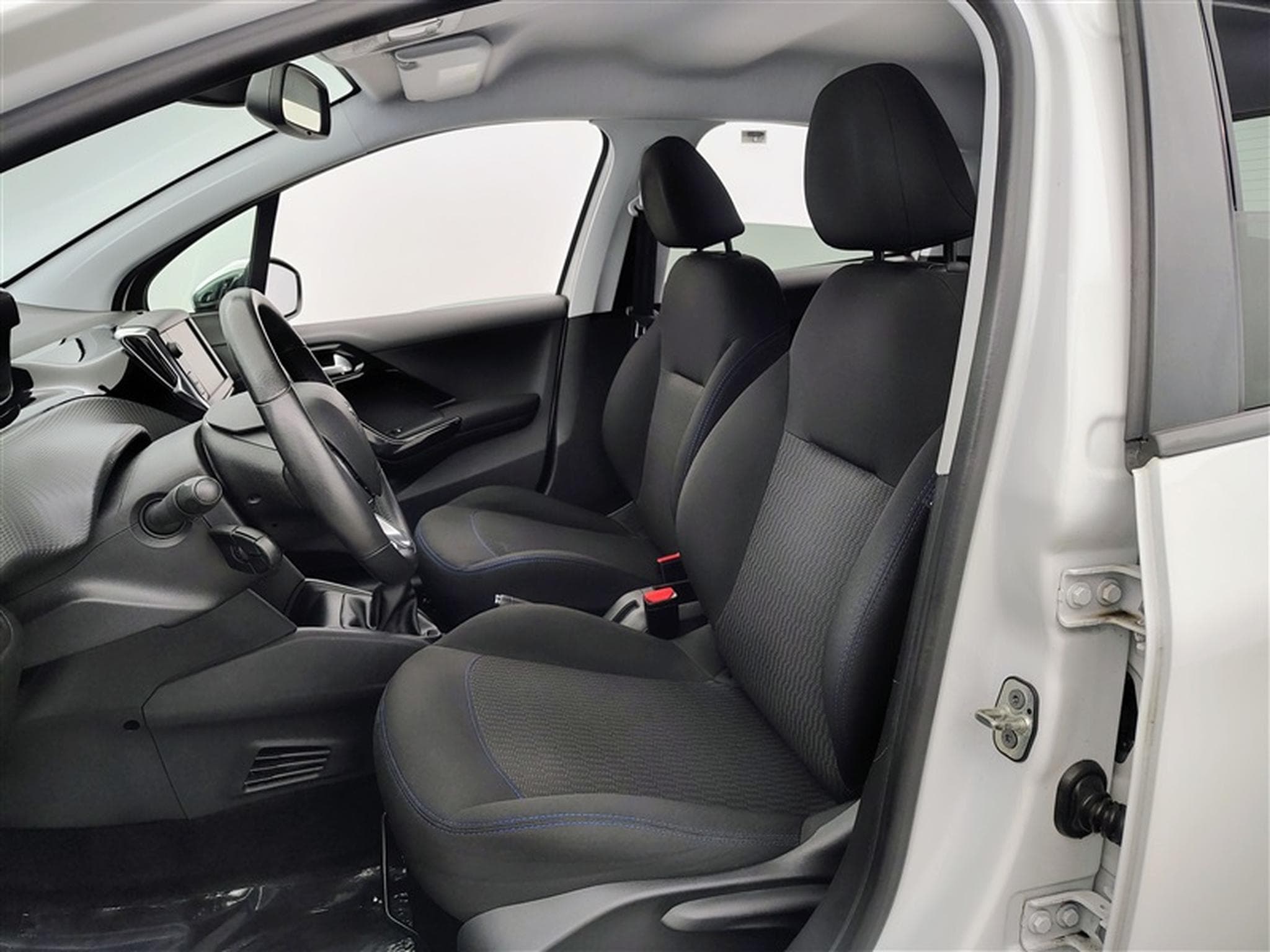 Peugeot 208 1.2i PureTech Signature CARPLAY / PDC (2019) - Photo 7