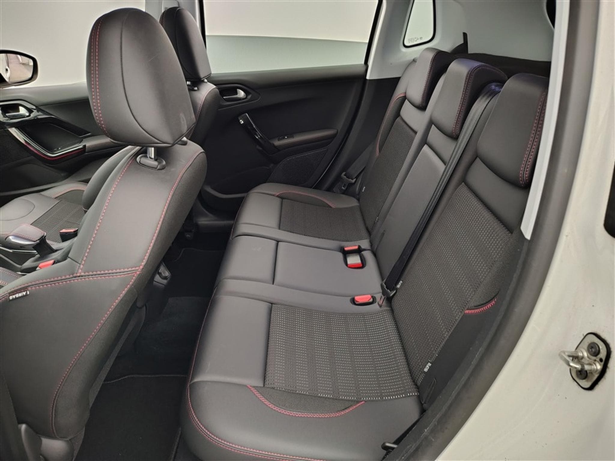Peugeot 2008 1.2 PureTech 110Cv AUTO GT Line NAVI / CARPLAY / CAMERA (2019) - Photo 13