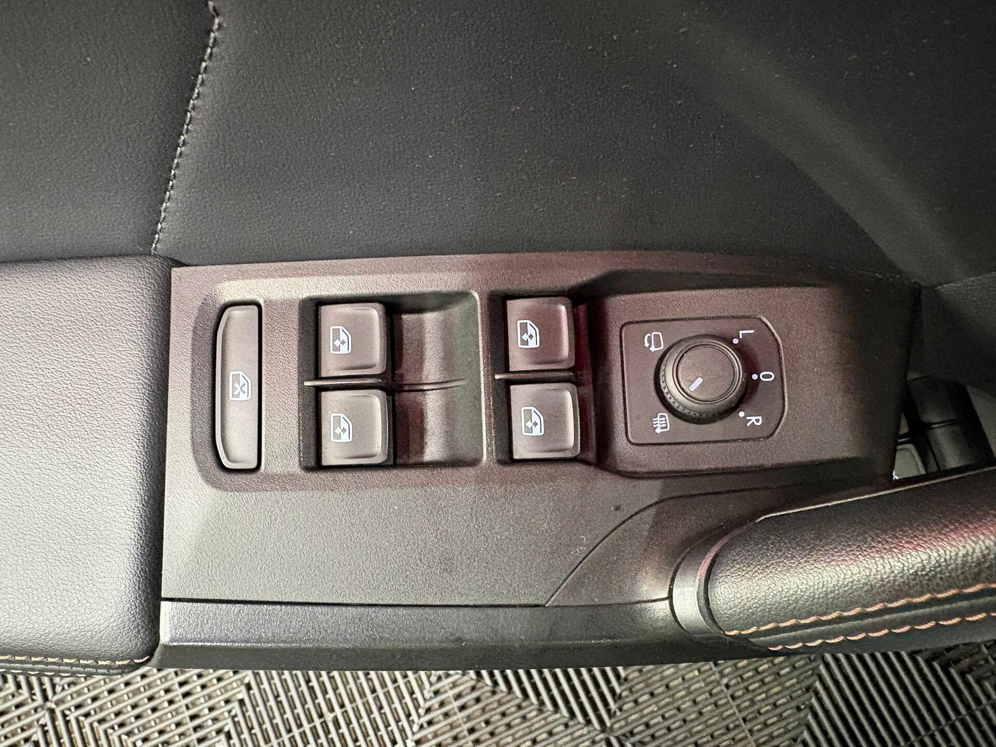 Cupra Formentor 1.4 hybride rechargeable 245 CV DSG6 (2023) - Photo 11