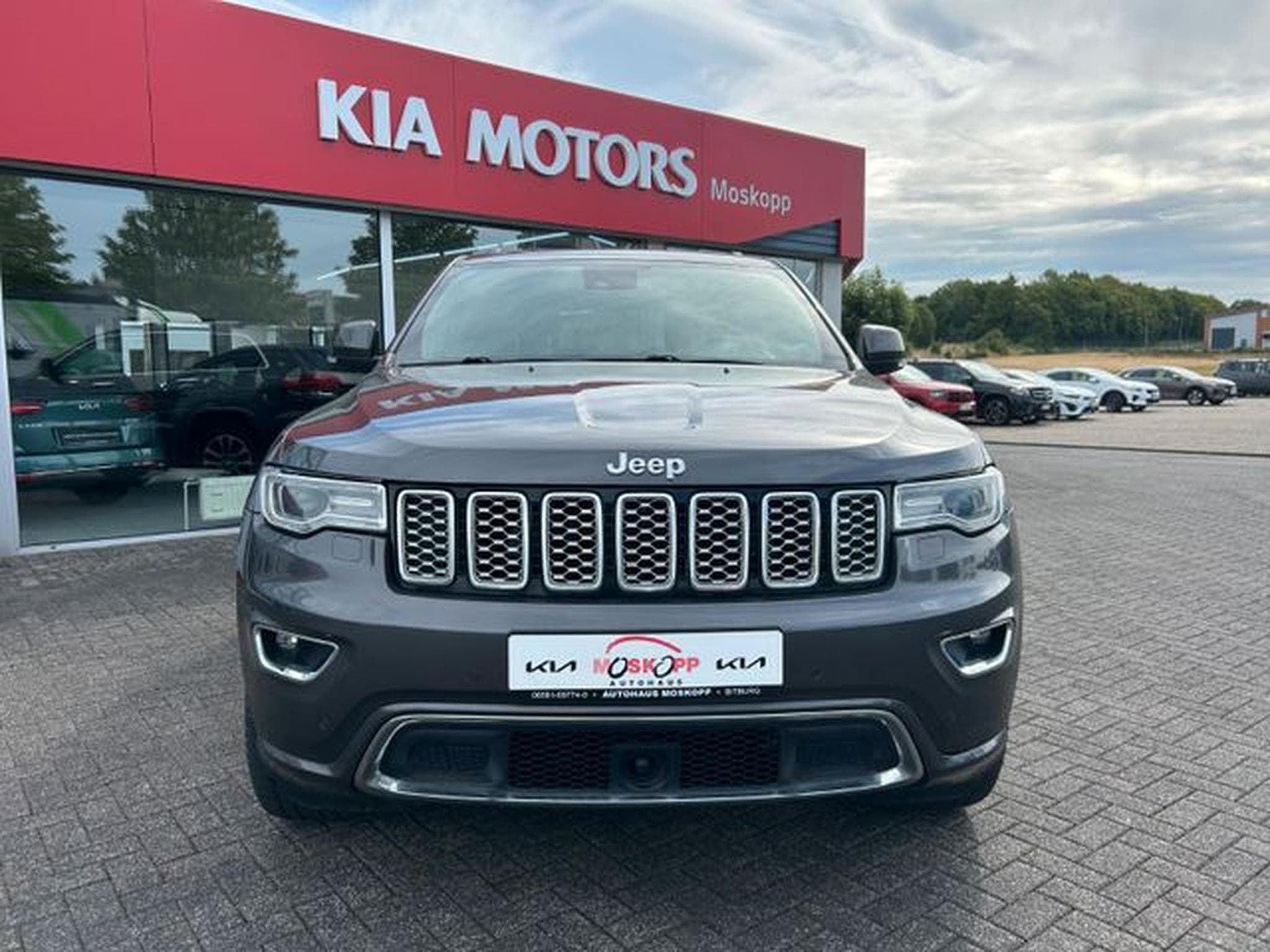 Jeep Cherokee Grand Cherokee 3.0 CRD Overland Air Panorama AHK (2019) - Photo 2