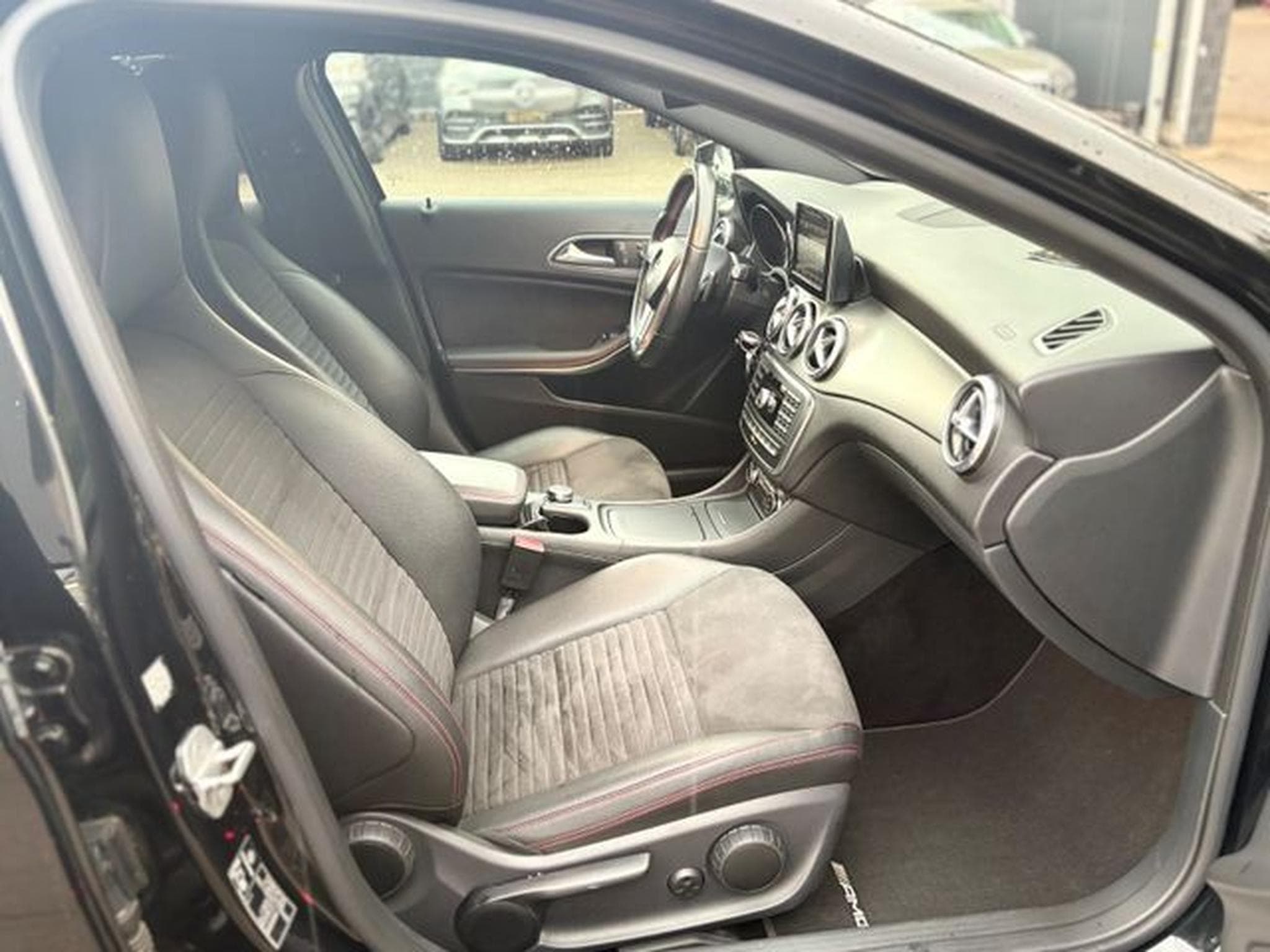 Mercedes GLA 220 GLA 220D 4MATIC *AMG-LINE*FACELIFT*LED*AUT*KAM* (2015) - Photo 15