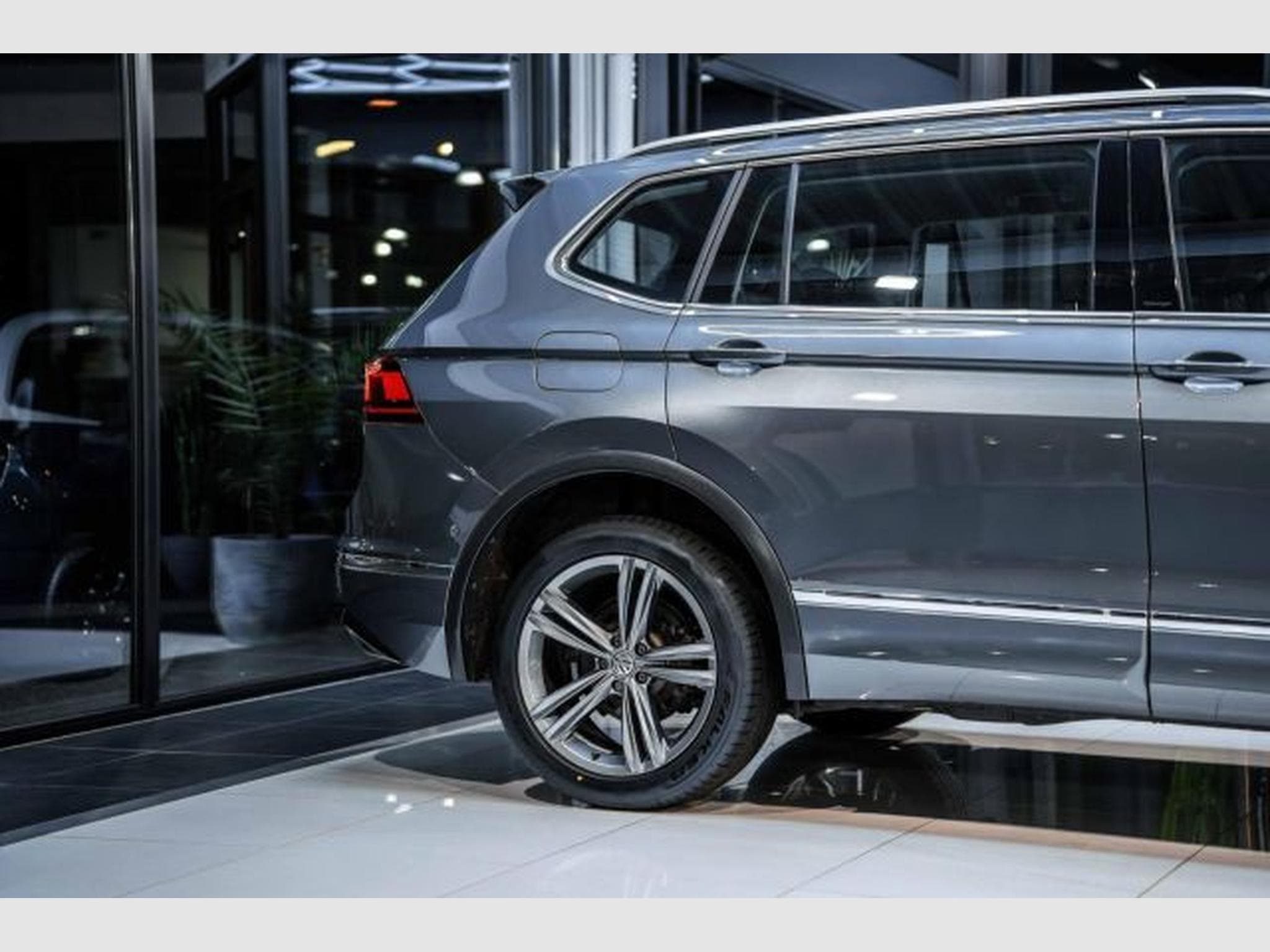 VW Tiguan Tiguan Allspace 2.0 TDI DSG Highl. R-Line 4M AHK (2021) - Foto 8