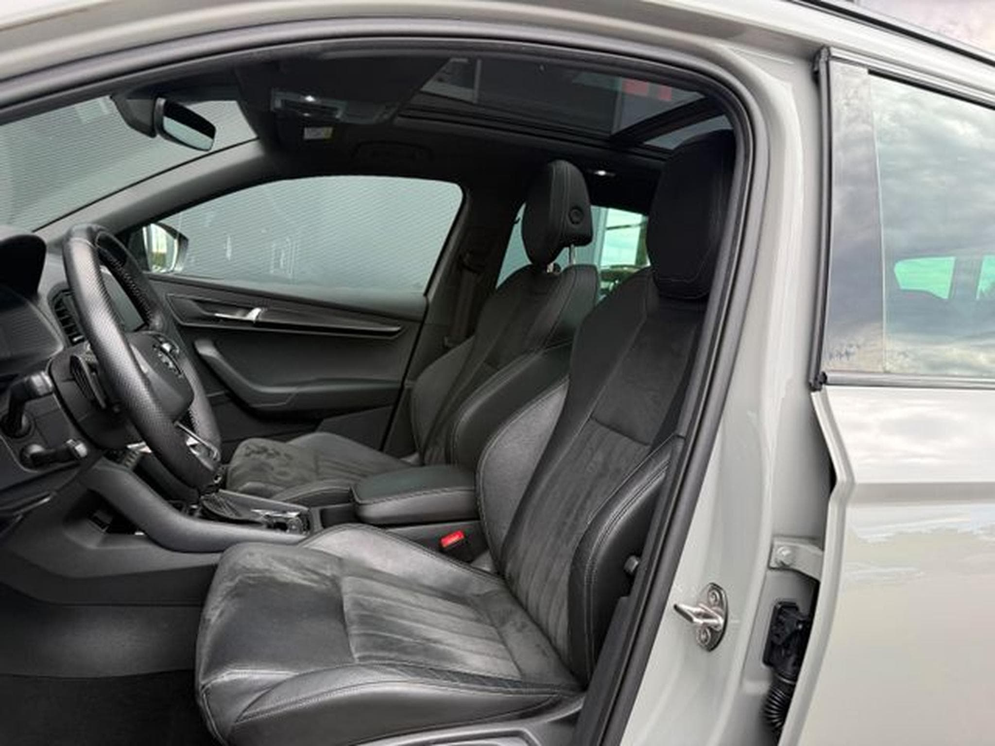 Skoda Karoq Karoq Sportline 4x4 Pano AHK 4xSHZ DSG LED Navi (2023) - Photo 9