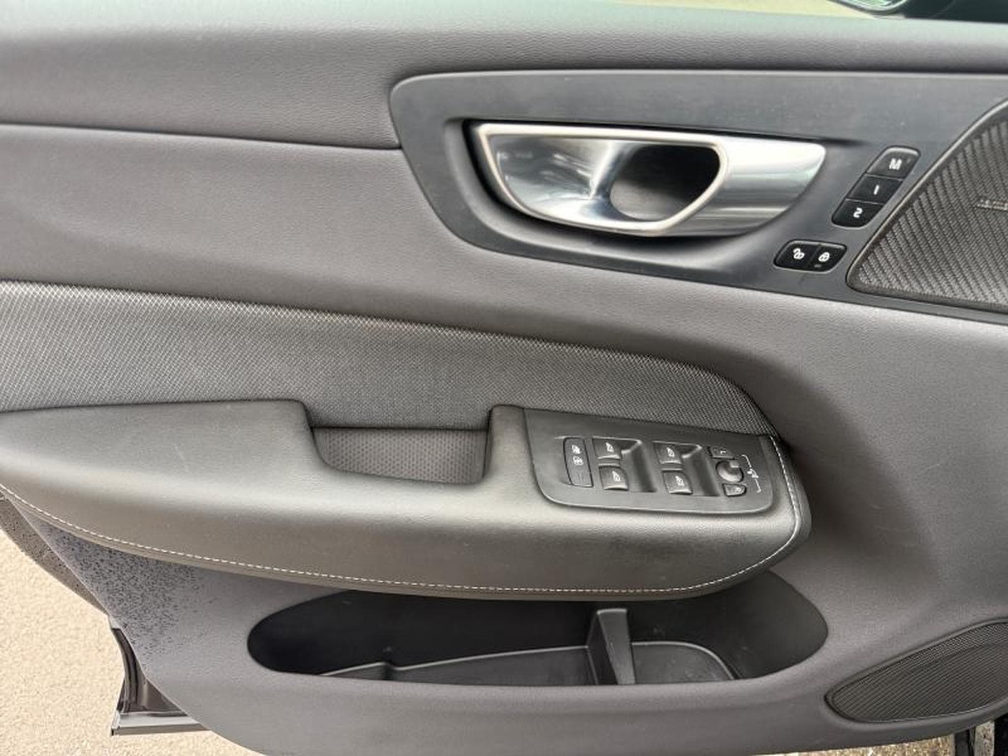 Volvo XC60 T8 Plus Dark / Hybride FOUR-C 21\' KIT HIVER INCLUS (2025) - Photo 20