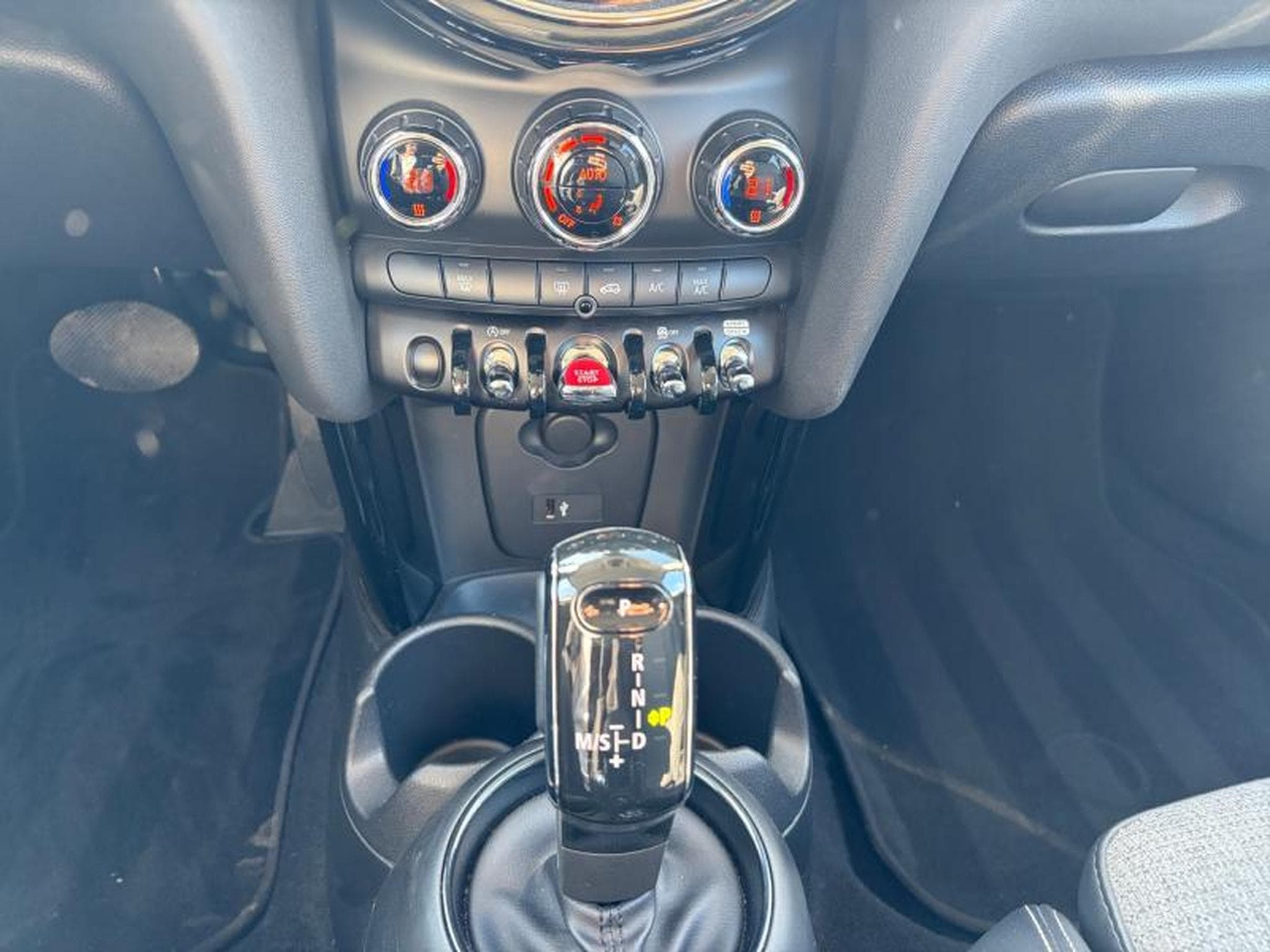 MINI Cooper Cooper Hatch 5 portes (2021) - Photo 10