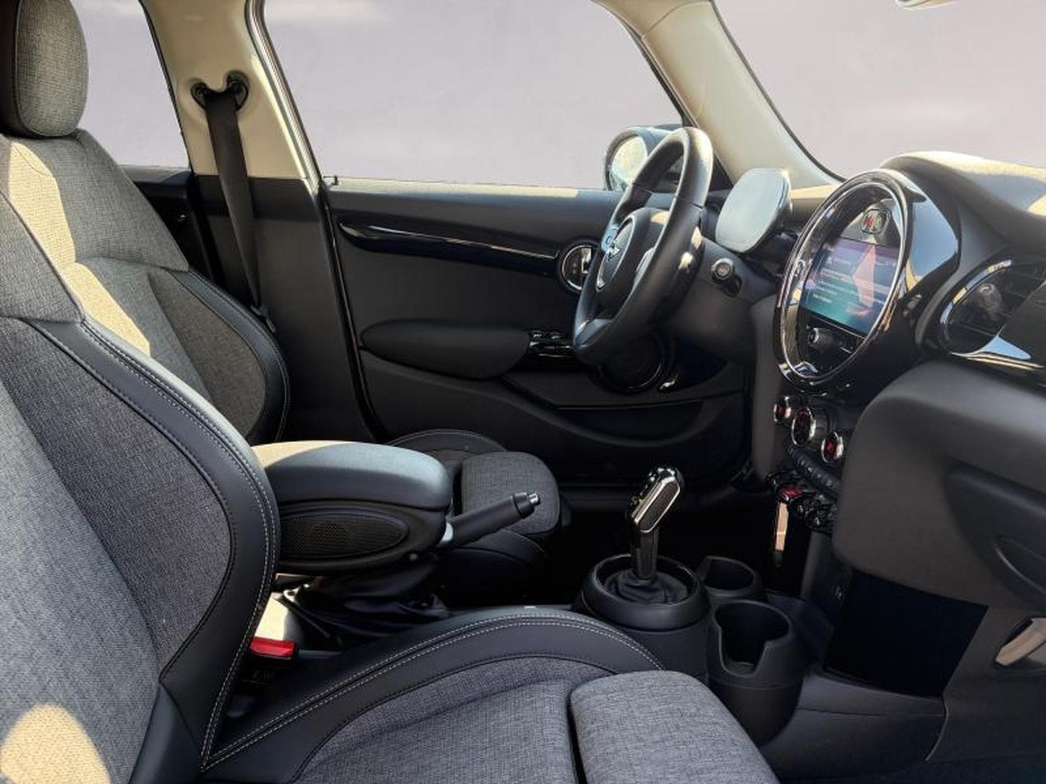 MINI Cooper Cooper Hatch 5 portes (2021) - Photo 12