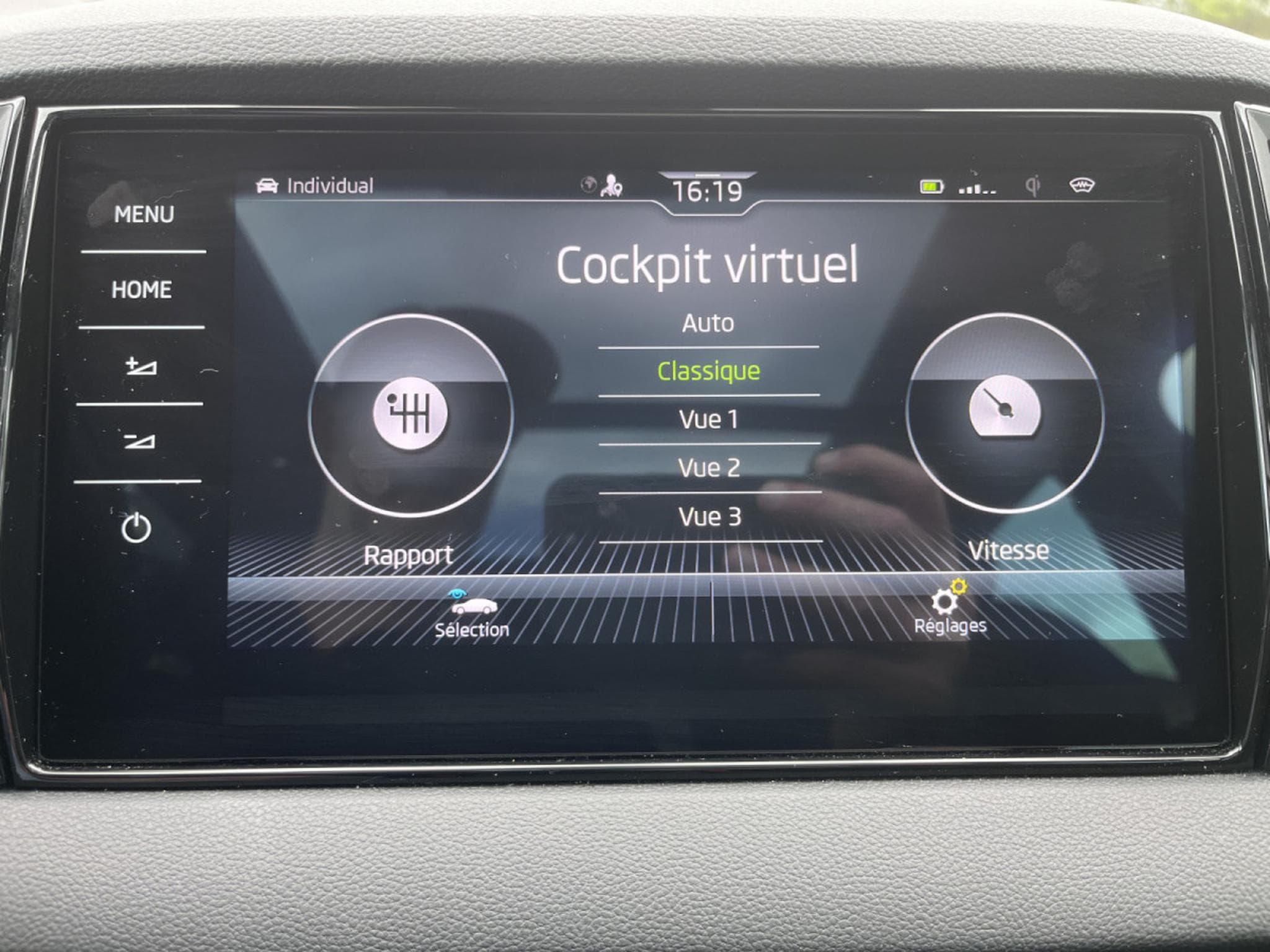 Skoda Karoq 2.0 Tsi Sportline DSG 4x4 Pano AHK Keyless (2023) - Photo 20