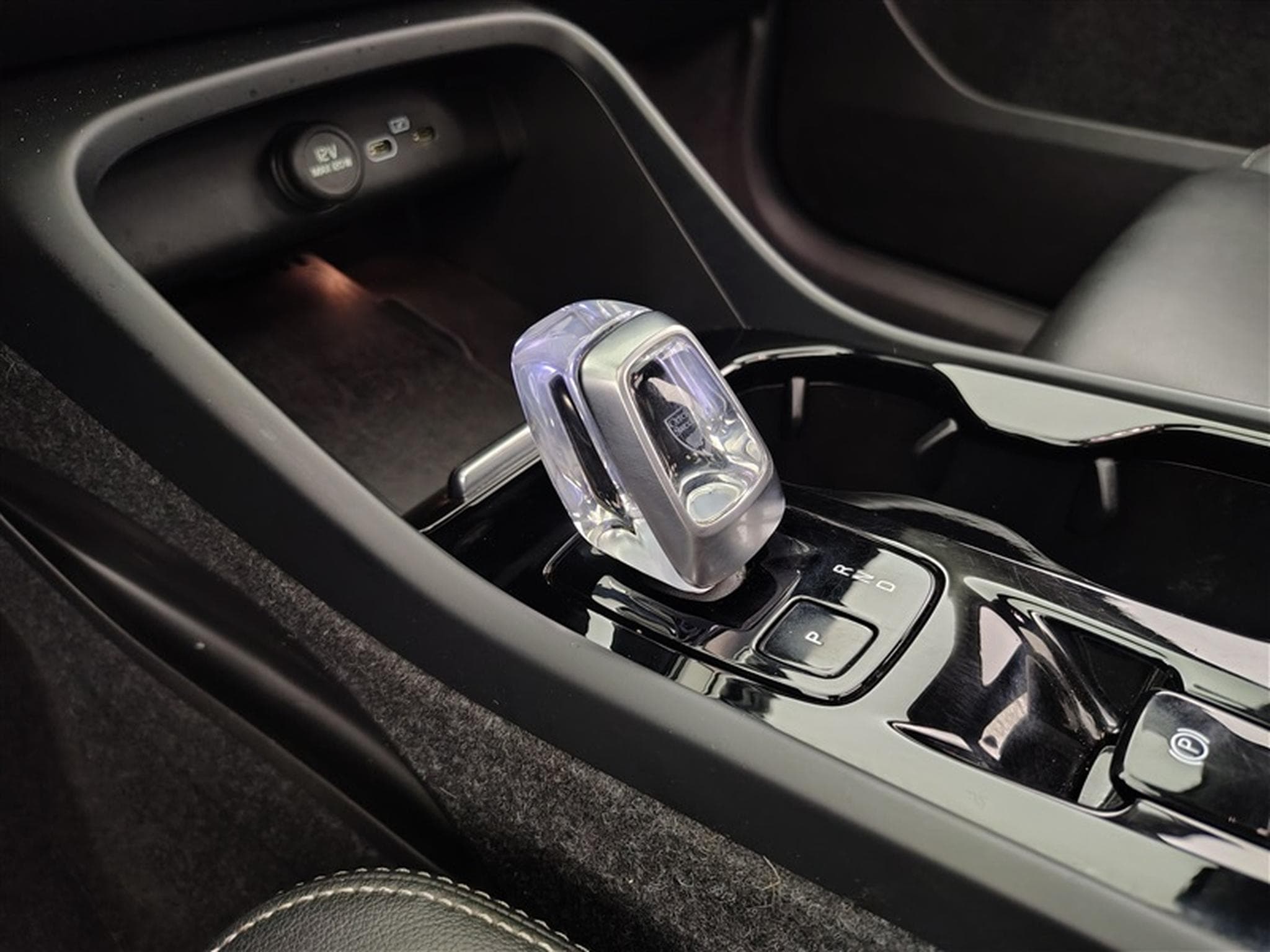 Volvo XC40 2.0 B3 MHEV Ultra Dark Limited Edition DCT (2024) - Photo 12