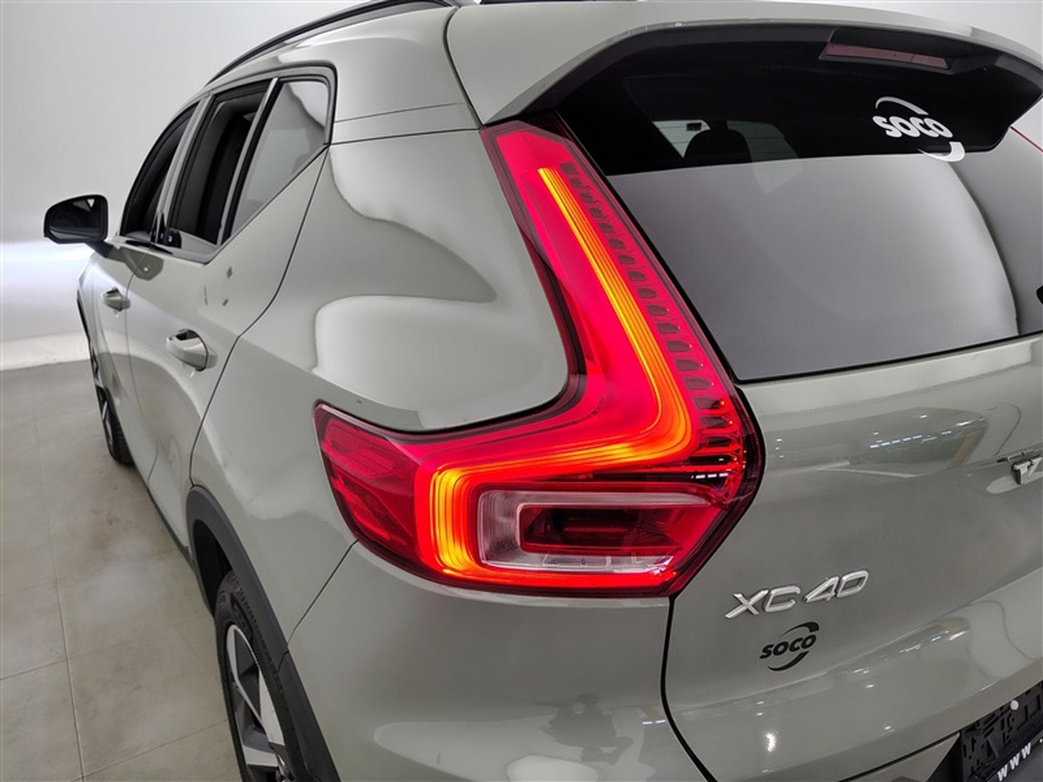 Volvo XC40 2.0 B3 MHEV Ultra Dark Limited Edition DCT (2024) - Photo 16