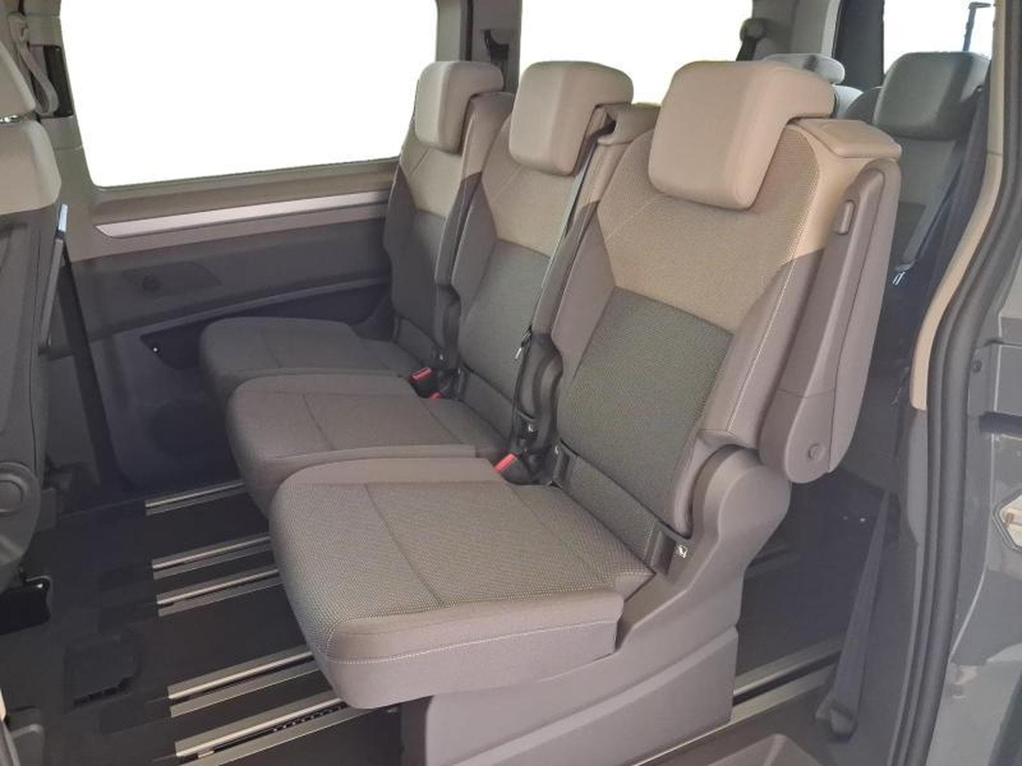 VW T7 Life LONG (2026) - Photo 11