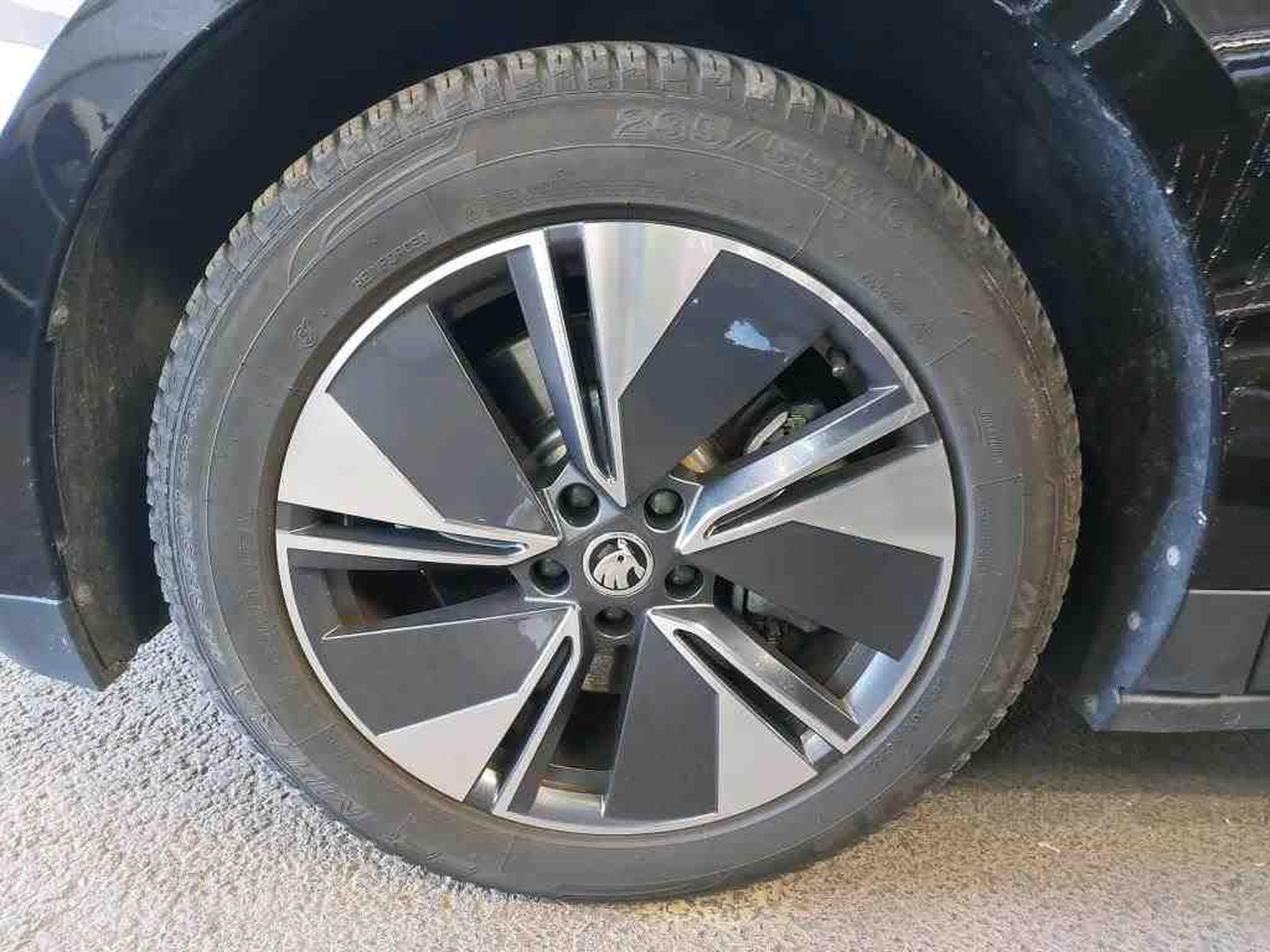 Skoda Enyaq 85X AWD (2025) - Foto 9