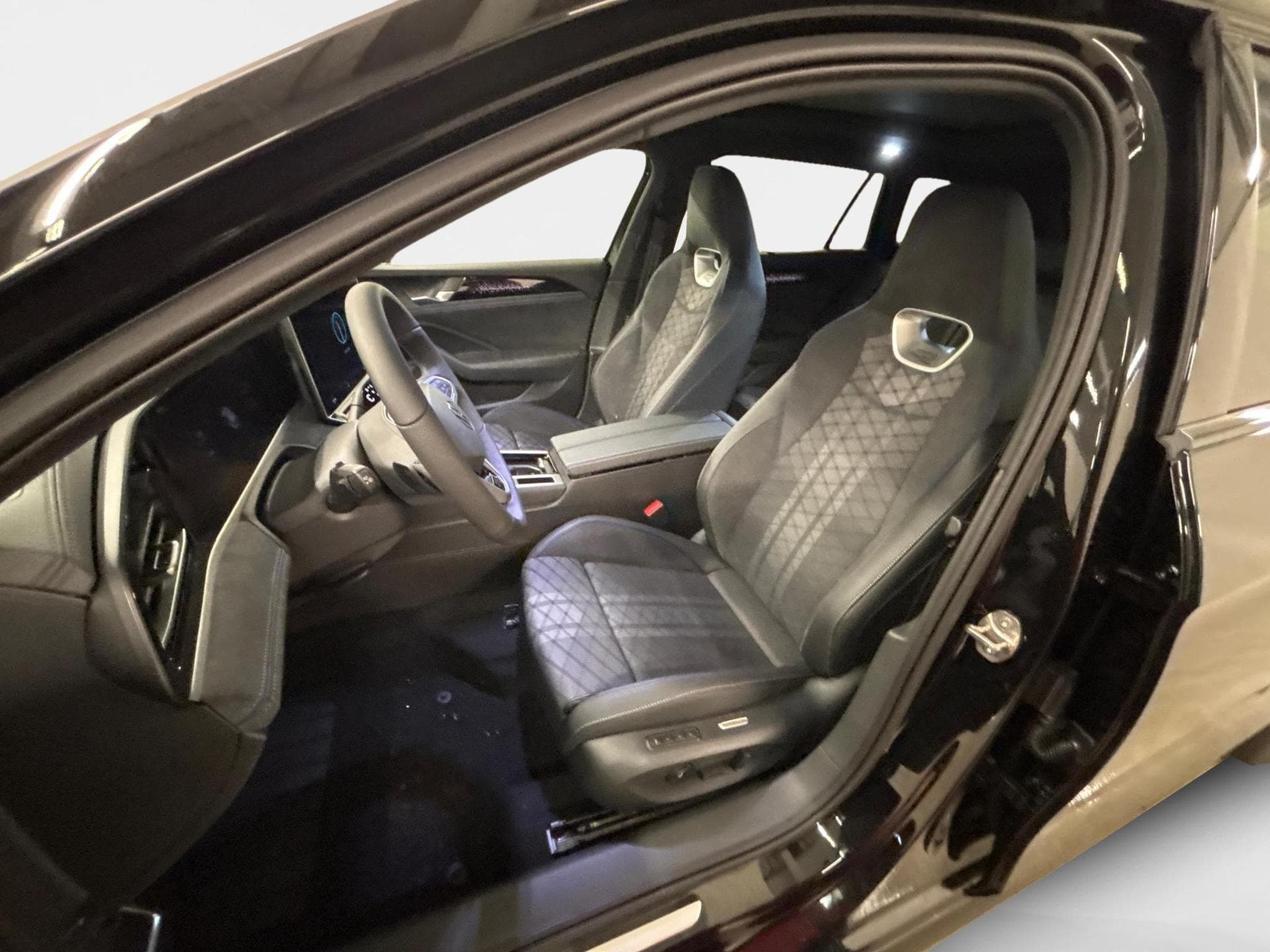 VW Passat Variant R-Line (2026) - Photo 18