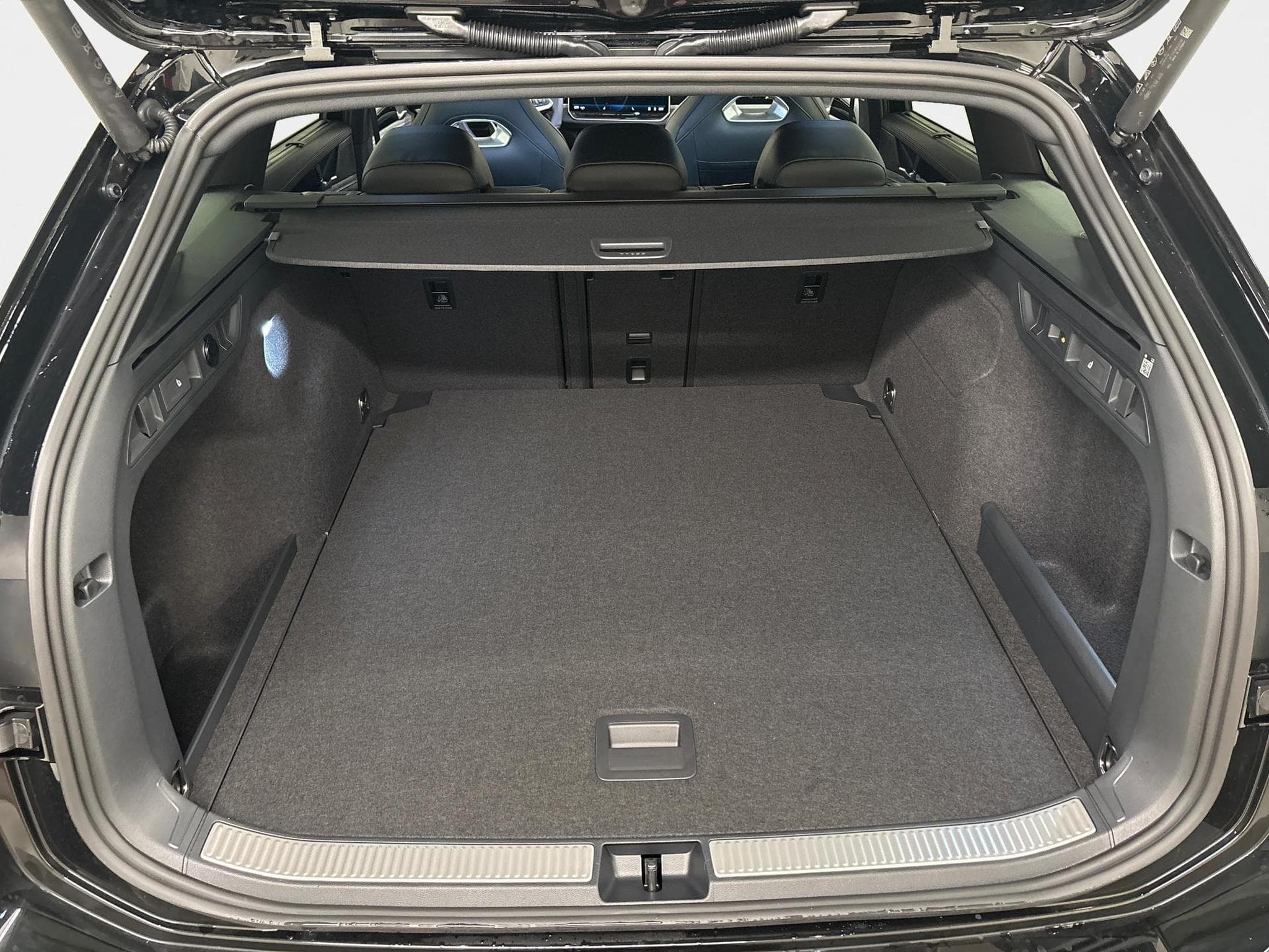 VW Passat Variant R-Line (2026) - Photo 9