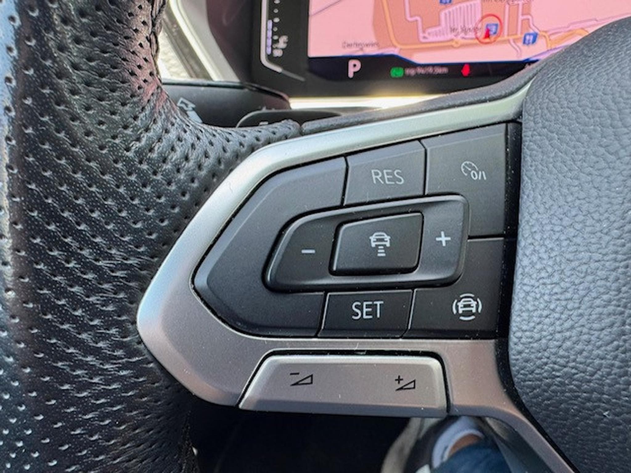 VW T-Cross VOLKSWAGEN T-CROSS R-LINE LED AUTOMATIK LEDER NAVI DIGITAL C (2019) - Foto 18