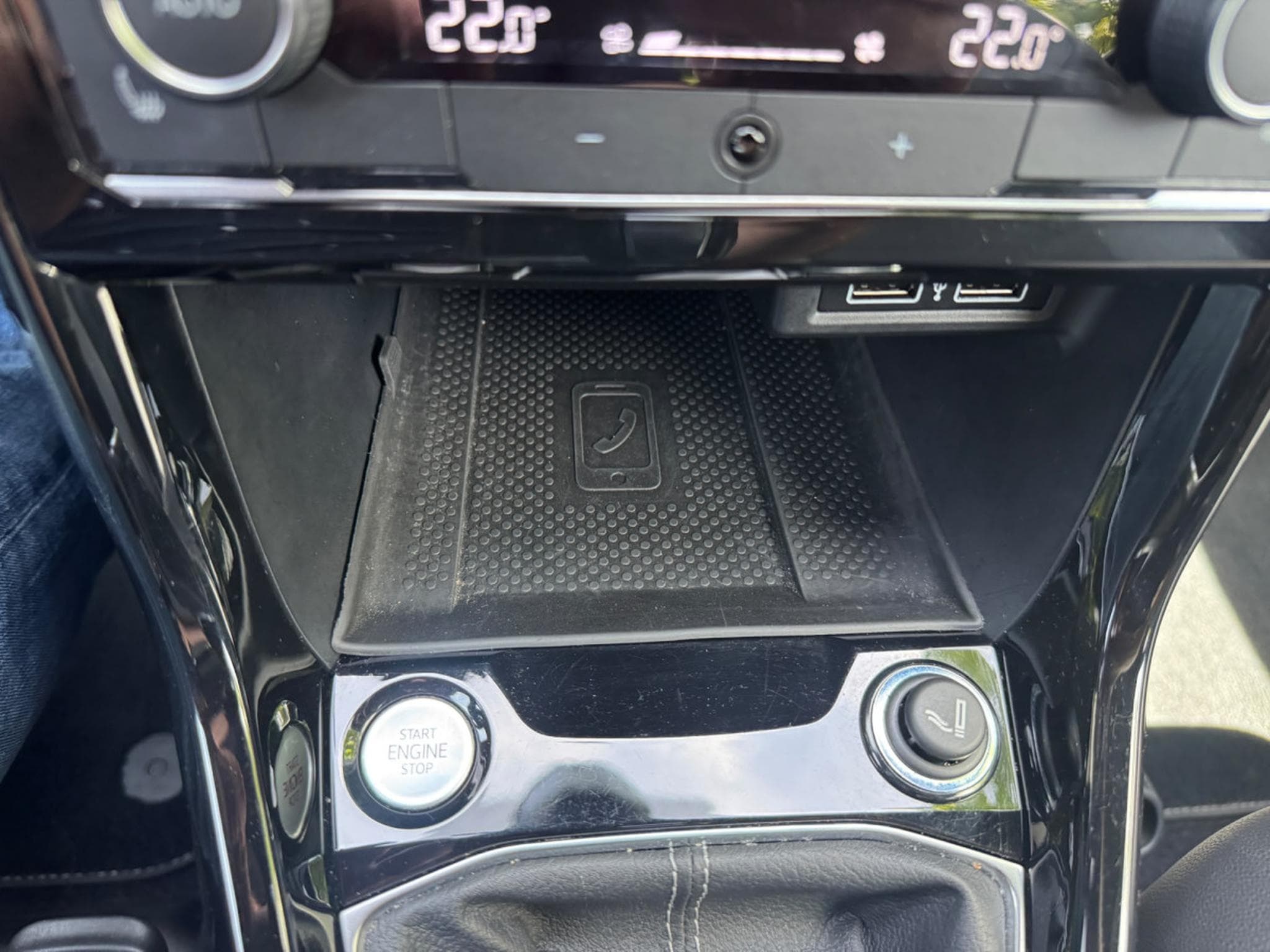 VW T-Cross VOLKSWAGEN T-CROSS R-LINE LED AUTOMATIK LEDER NAVI DIGITAL C (2019) - Foto 19