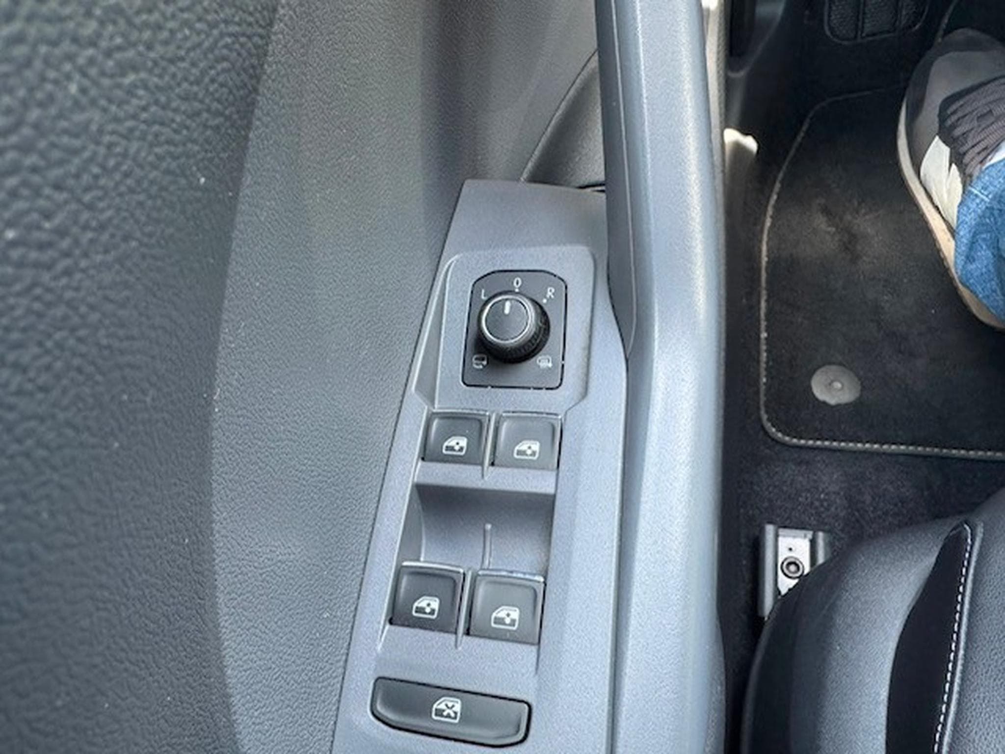 VW T-Cross VOLKSWAGEN T-CROSS R-LINE LED AUTOMATIK LEDER NAVI DIGITAL C (2019) - Foto 23