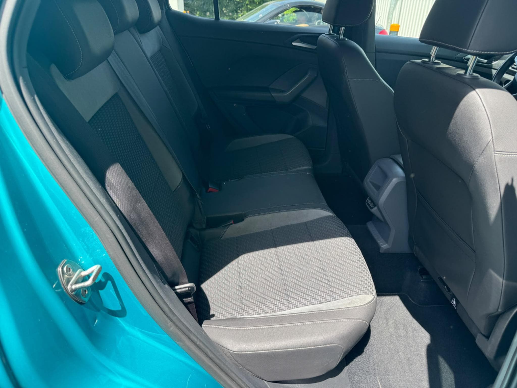 VW T-Cross VOLKSWAGEN T-CROSS R-LINE LED AUTOMATIK LEDER NAVI DIGITAL C (2019) - Foto 4
