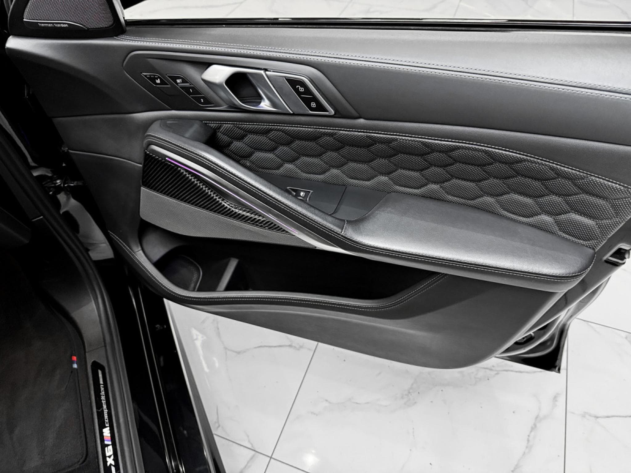 BMW X6M COMPETITION / HK / 360 / SOFT CLOSE / MASSAGE (2021) - Photo 12