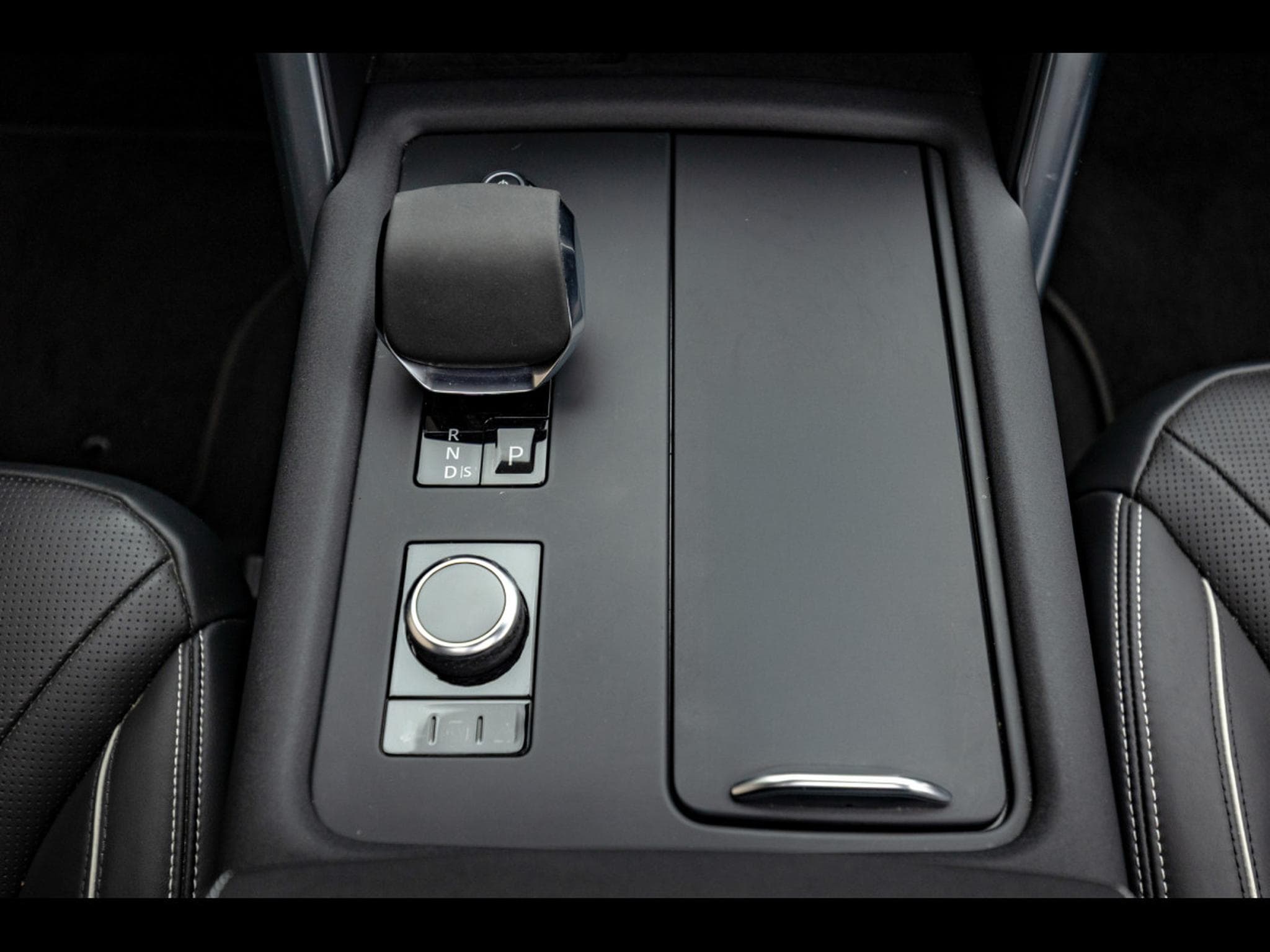 Land-Rover Discovery 3.0 D250 MHEV AWD R-DYNAMIC HSE - 7 PLACES - PACK DYNAMIC BL (2021) - Photo 25