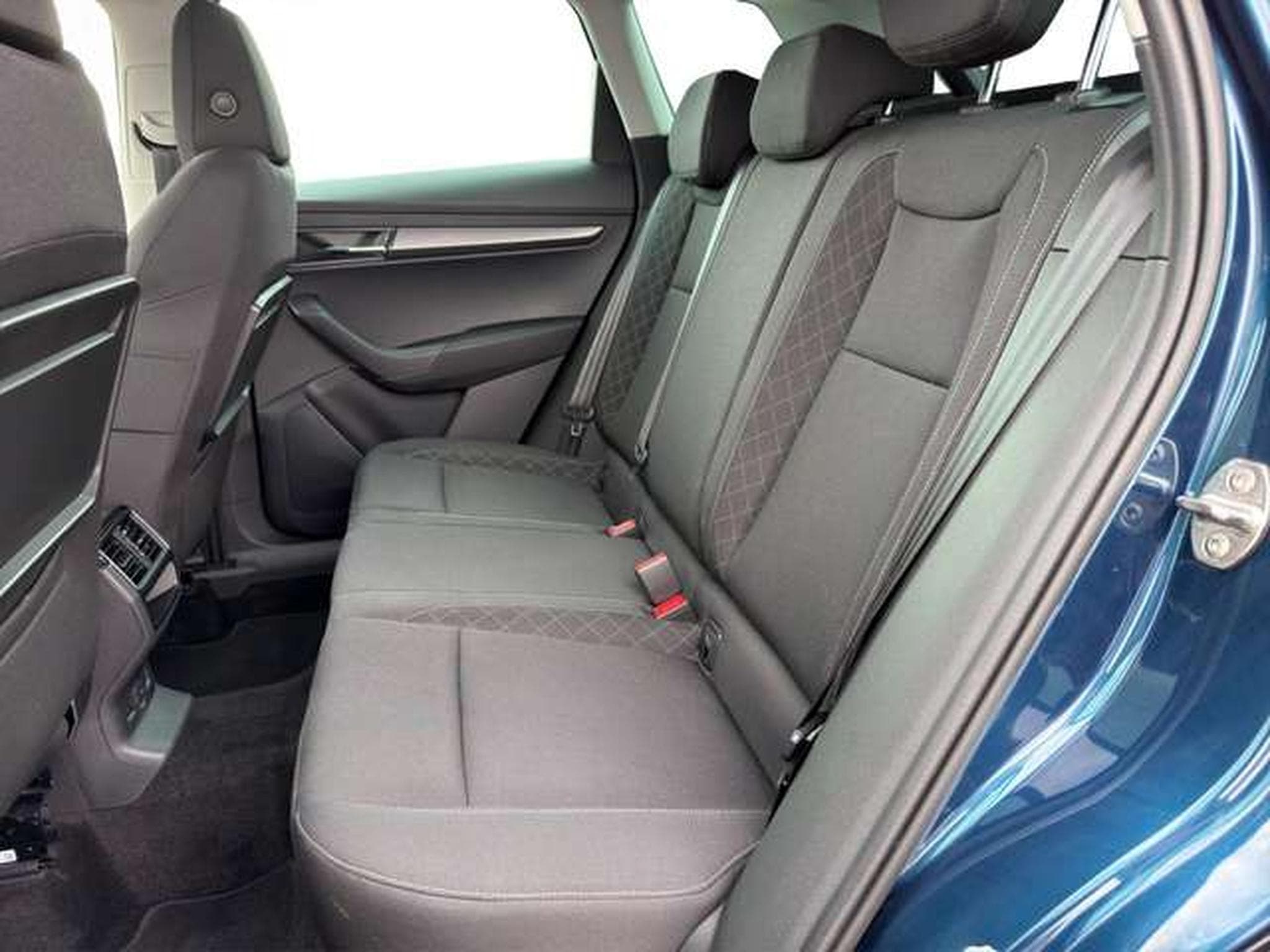 Skoda Karoq 1,5/Navi/AHK/PDC/SHZ/17"/el. Heckklappe (2018) - Foto 12