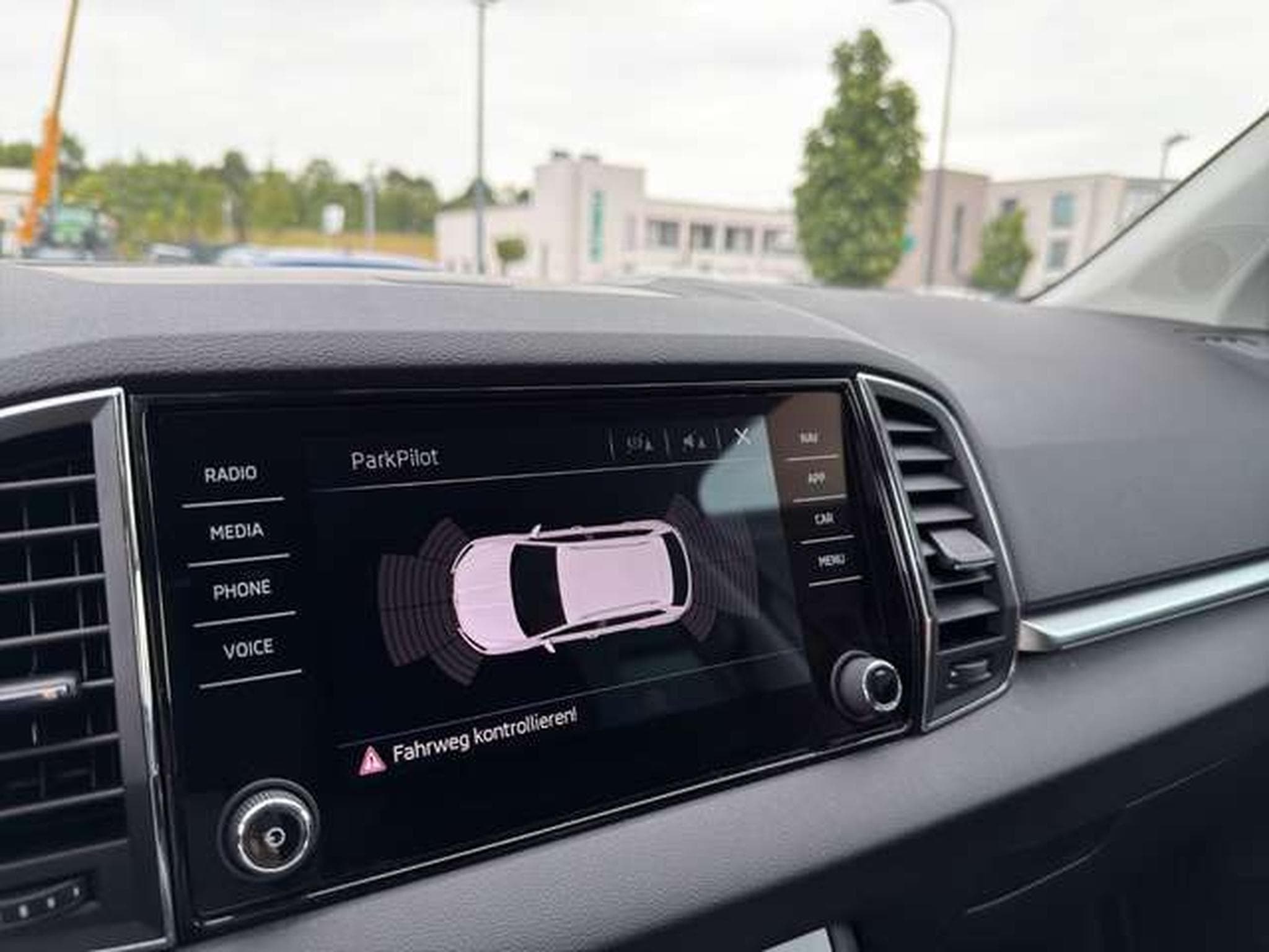 Skoda Karoq 1,5/Navi/AHK/PDC/SHZ/17"/el. Heckklappe (2018) - Foto 24