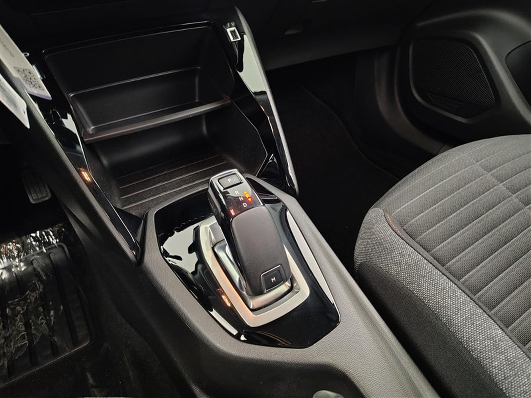 Peugeot 2008 1.2 PureTech Active Pack EAT8/NAVI/JA/PDC (2022) - Photo 11