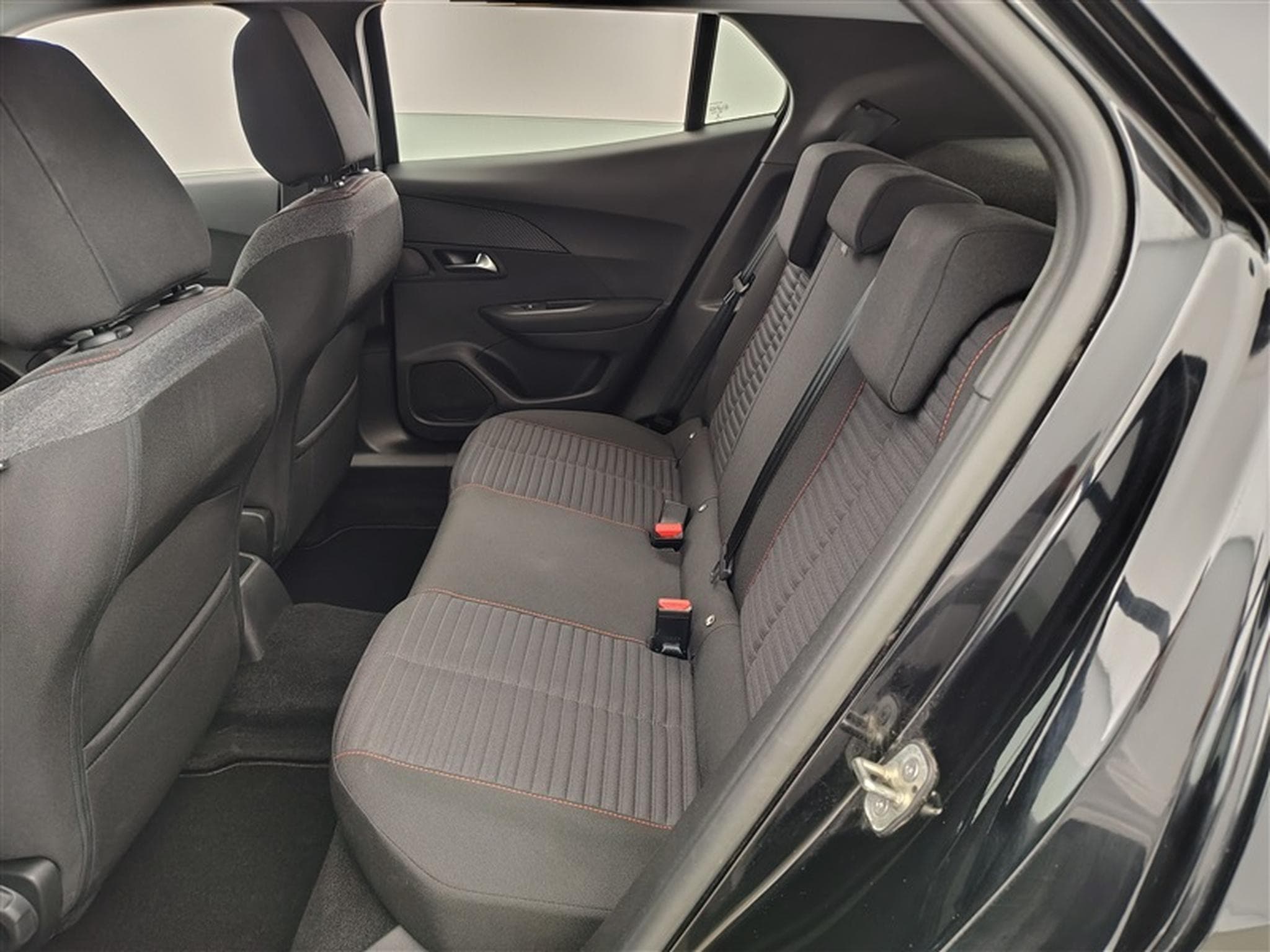 Peugeot 2008 1.2 PureTech Active Pack EAT8/NAVI/JA/PDC (2022) - Photo 12