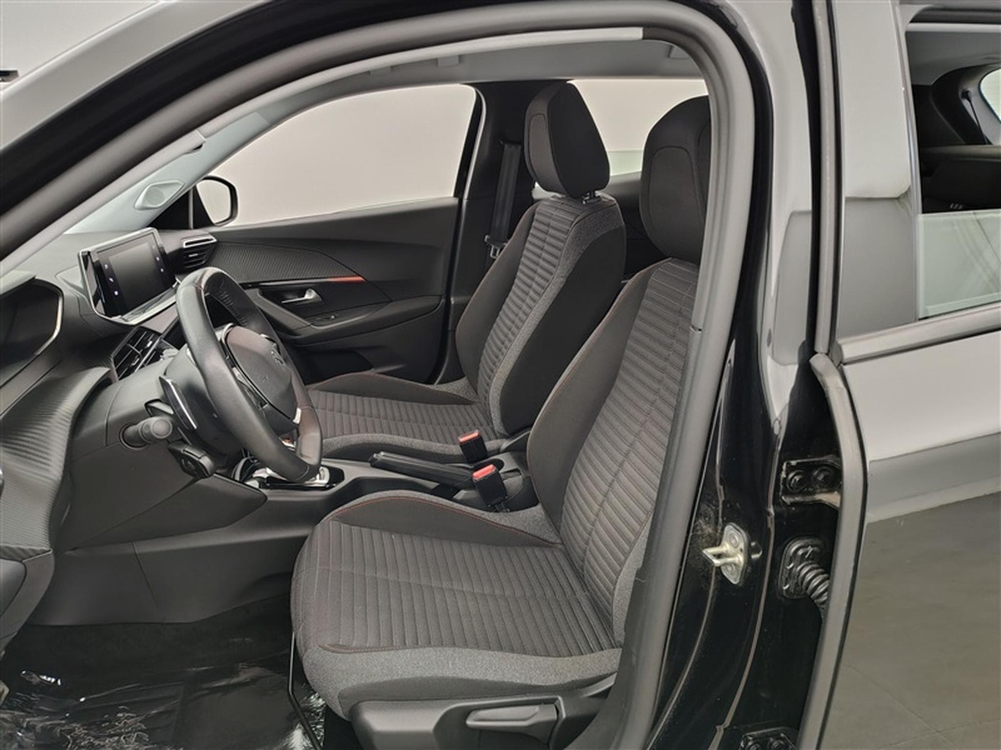 Peugeot 2008 1.2 PureTech Active Pack EAT8/NAVI/JA/PDC (2022) - Photo 6