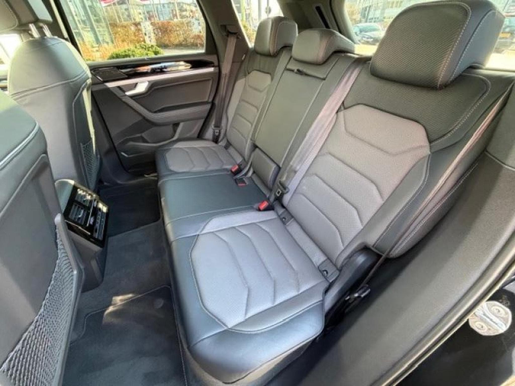VW Touareg R-LINE (2022) - Photo 9