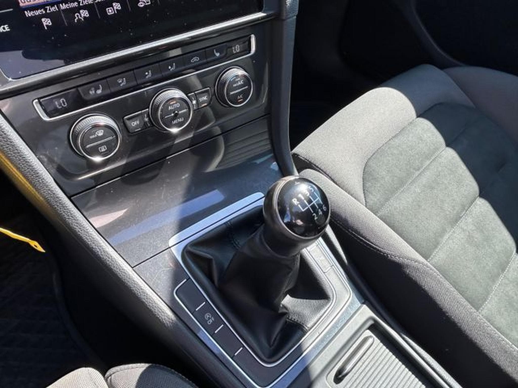 VW Golf Golf VII Lim. BlueMotion TGI *Navi*Panorama*Kam (2018) - Photo 16