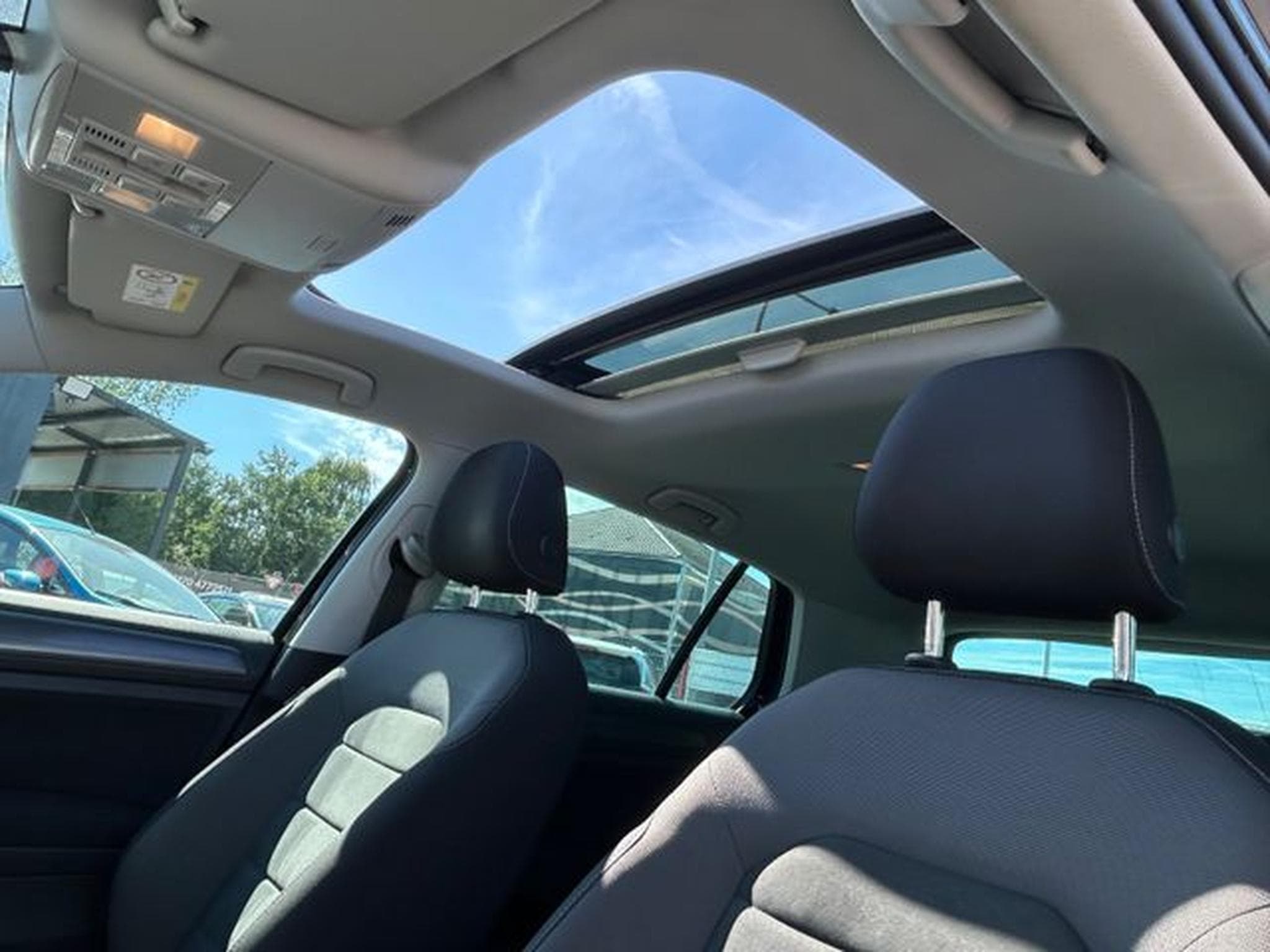 VW Golf Golf VII Lim. BlueMotion TGI *Navi*Panorama*Kam (2018) - Photo 8