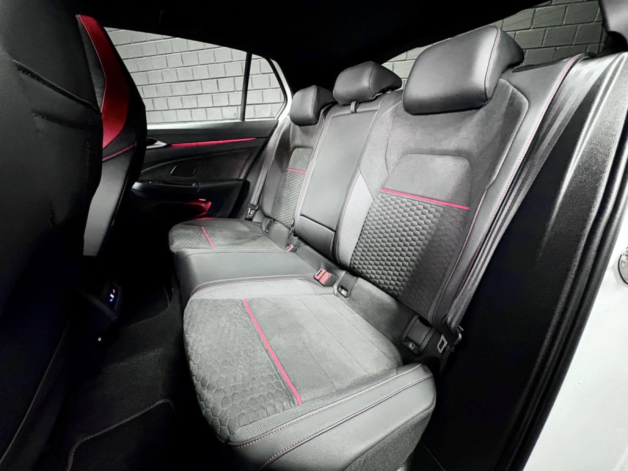 VW Golf GTI Clubsport 2.0 TSI 300 CV DSG7 *DCC* AKRA* MATRIX *PANO* (2023) - Photo 25