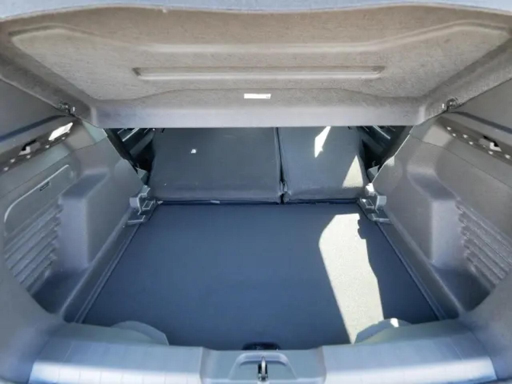 Jeep Avenger Summit e-Hybrid 1.2 (2026) - Photo 9