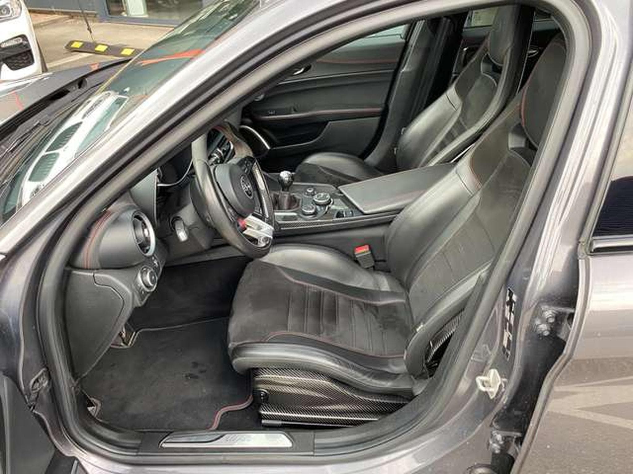 Alfa-Romeo Giulia Giulia 2.9 V6 Bi-Turbo Quadrifoglio (2017) - Photo 12