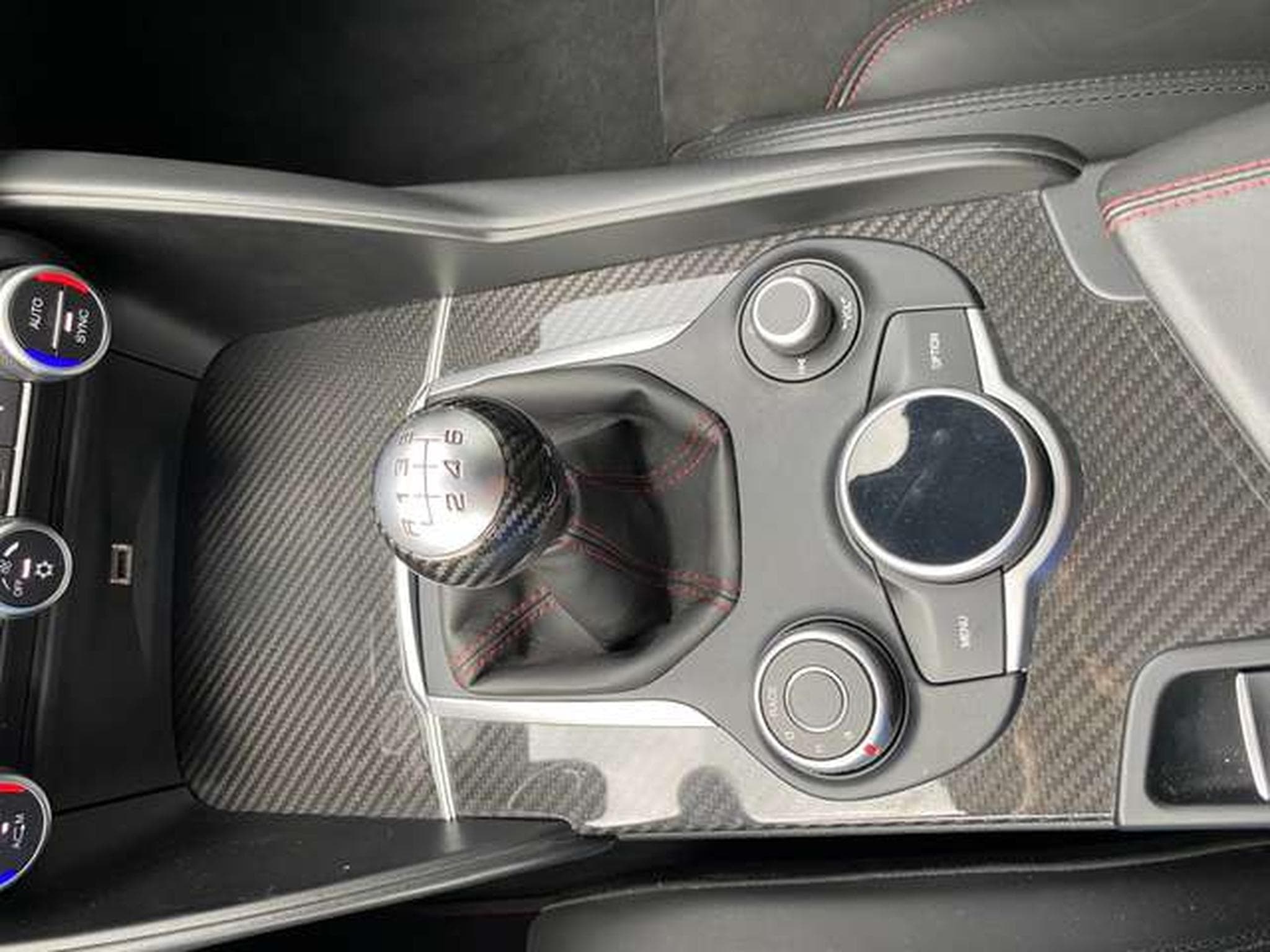 Alfa-Romeo Giulia Giulia 2.9 V6 Bi-Turbo Quadrifoglio (2017) - Photo 16