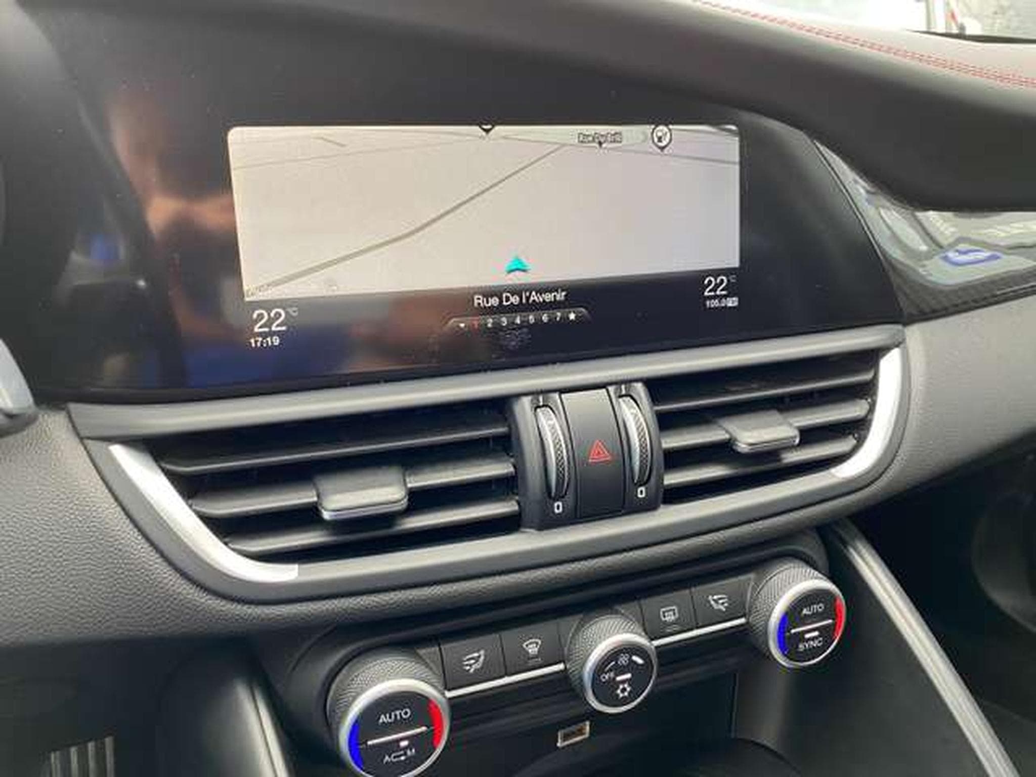 Alfa-Romeo Giulia Giulia 2.9 V6 Bi-Turbo Quadrifoglio (2017) - Photo 17