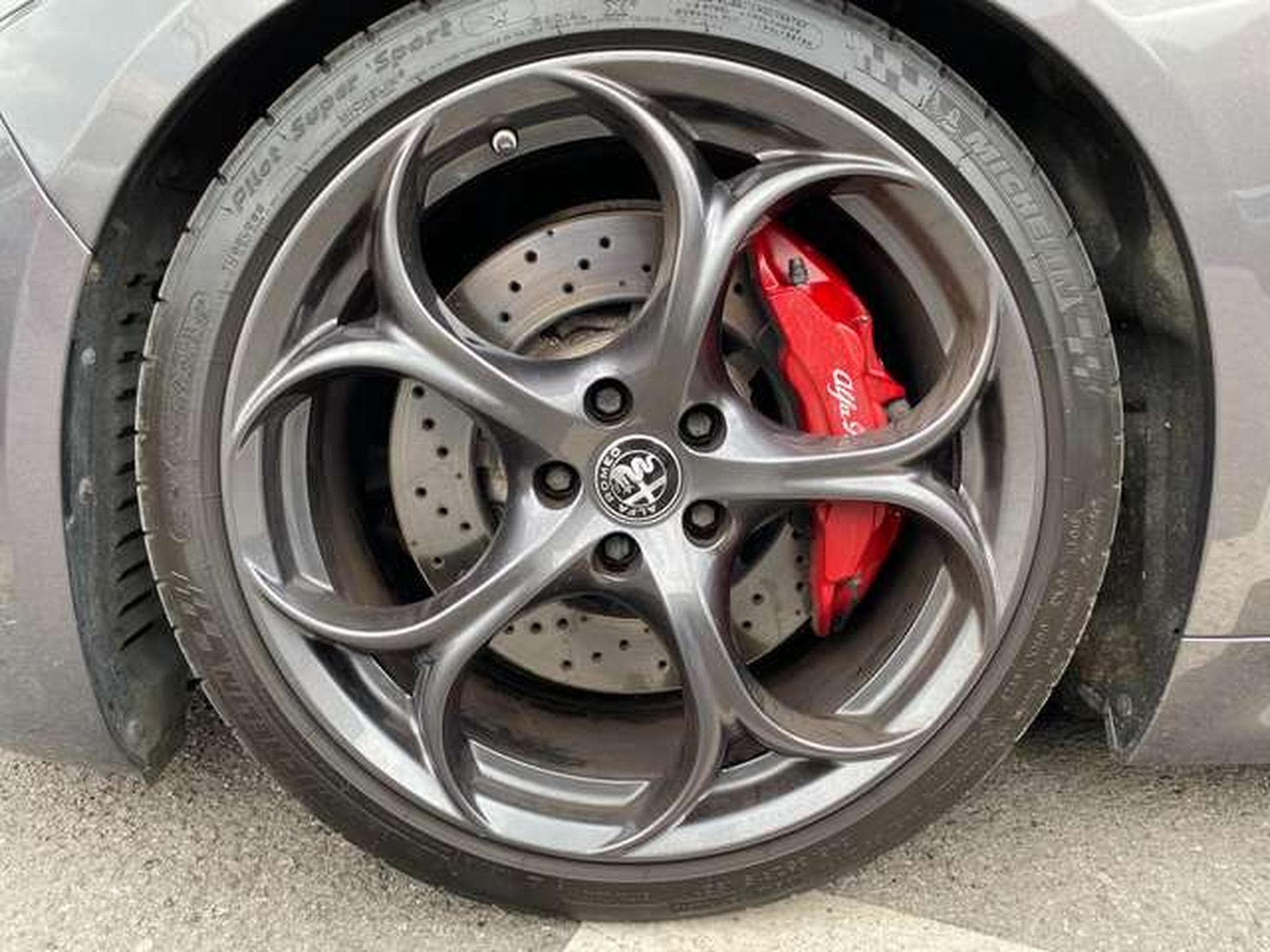 Alfa-Romeo Giulia Giulia 2.9 V6 Bi-Turbo Quadrifoglio (2017) - Photo 23