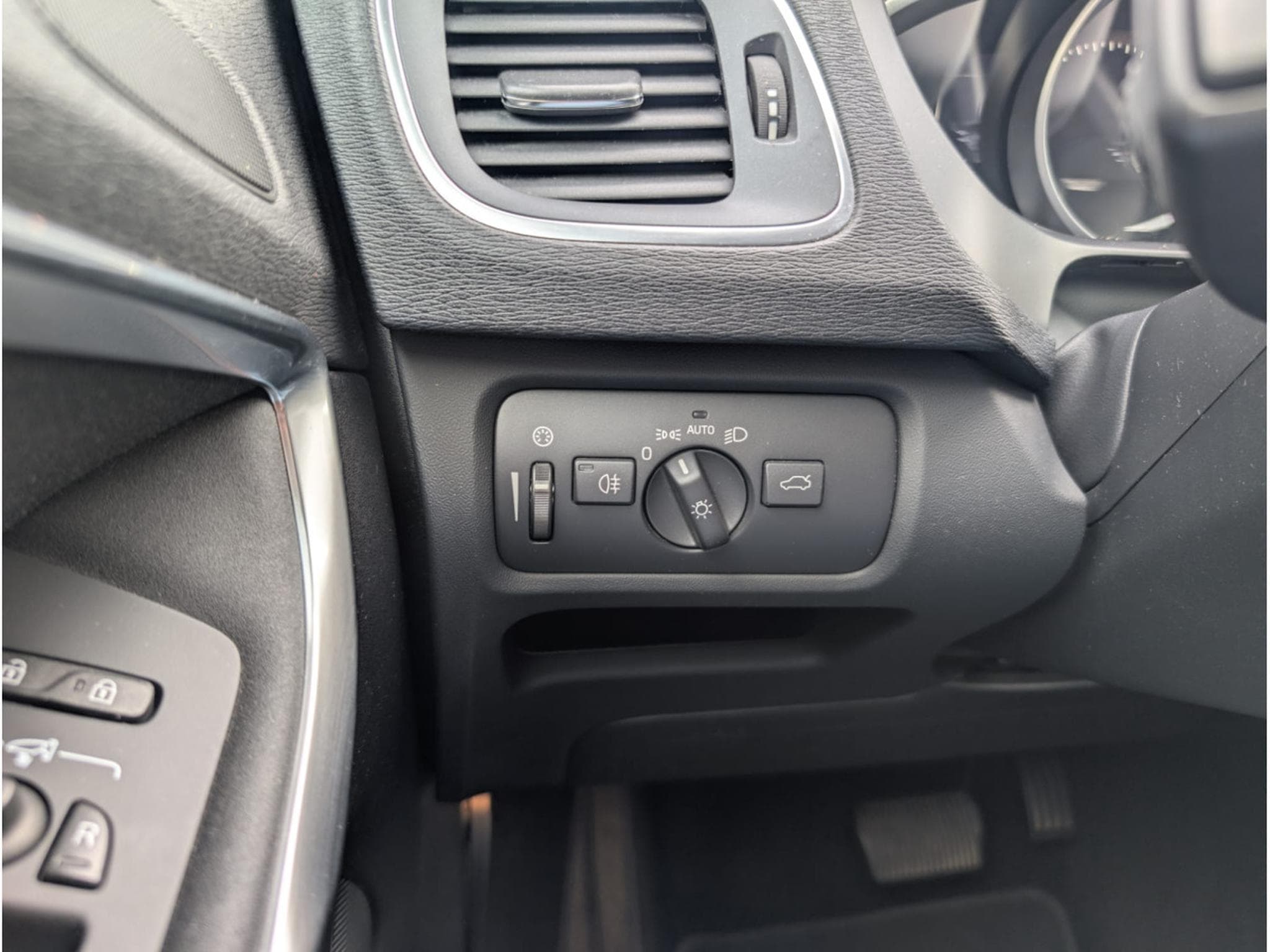Volvo V40 D3 150 CH BOITE AUTOMATIQUE (2018) - Photo 15