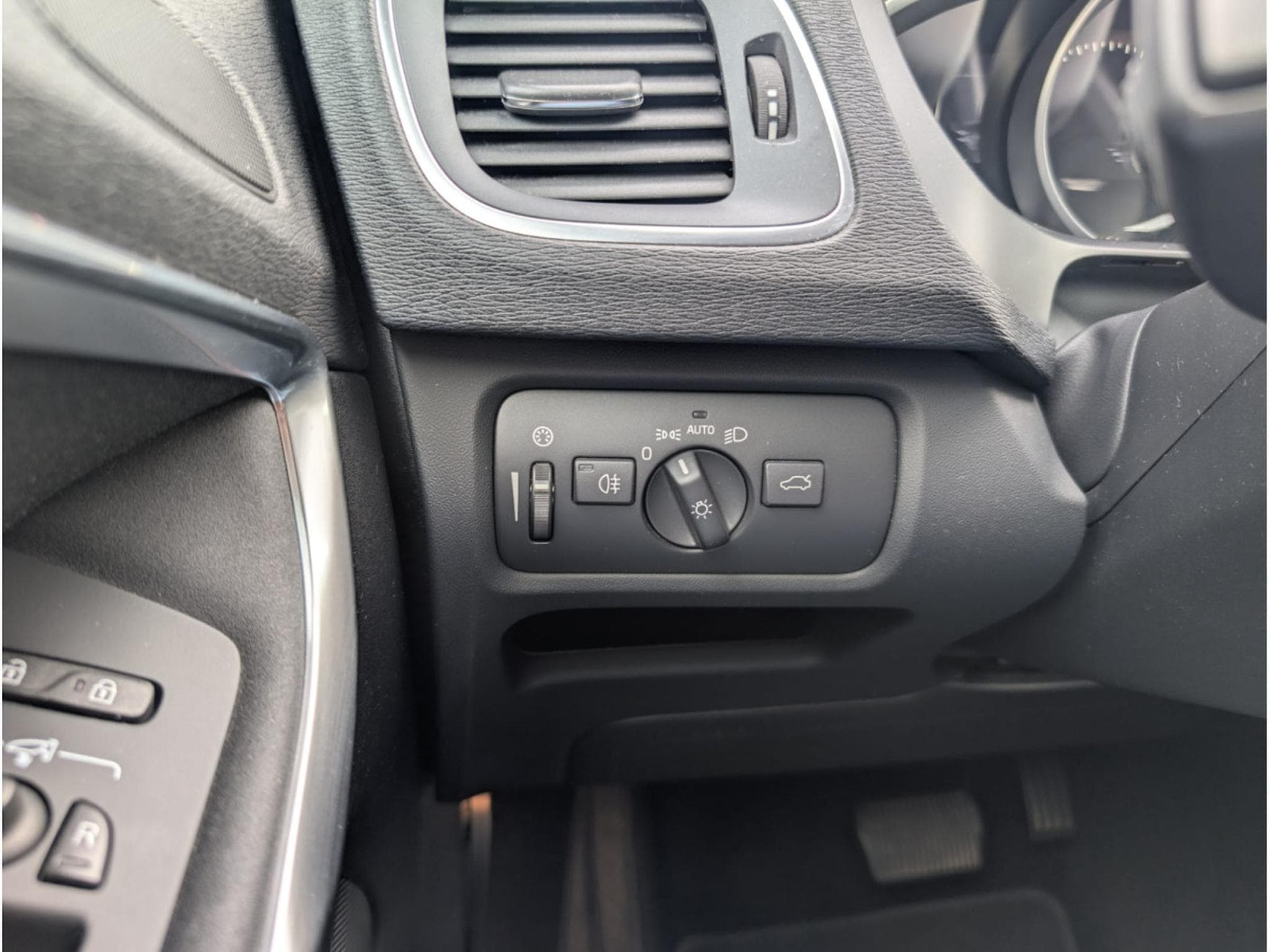Volvo V40 D3 150 CH BOITE AUTOMATIQUE (2018) - Photo 16