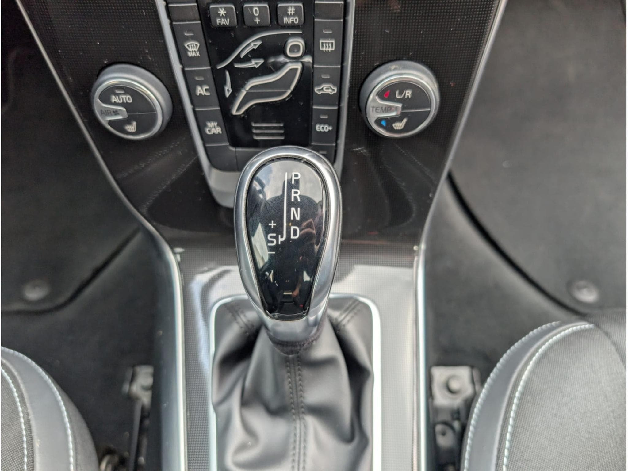 Volvo V40 D3 150 CH BOITE AUTOMATIQUE (2018) - Photo 17